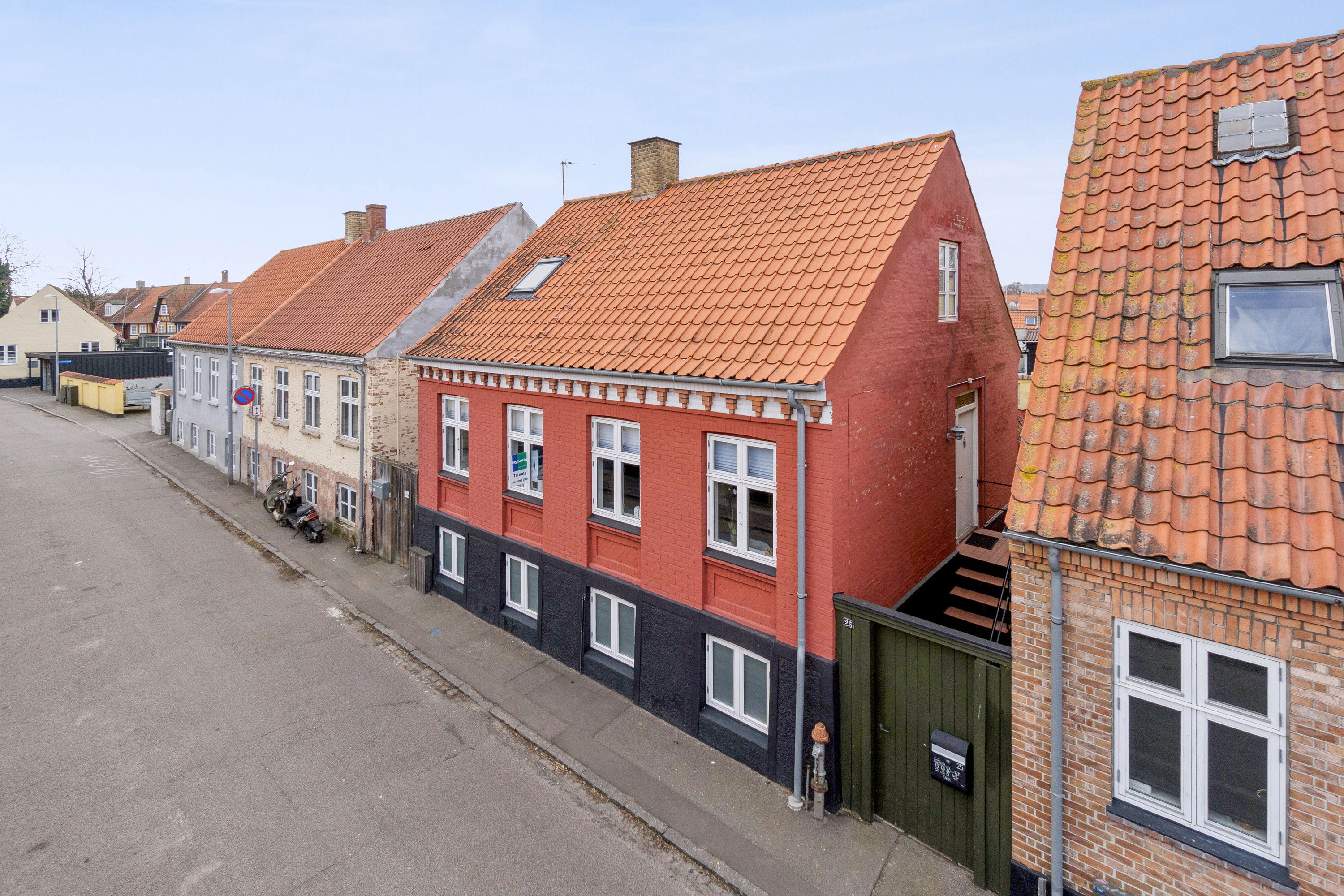 Fremhævet set fra vejen billede i fuldskærmstilstand. Billede af Munkegade 25, 3730 Nexø