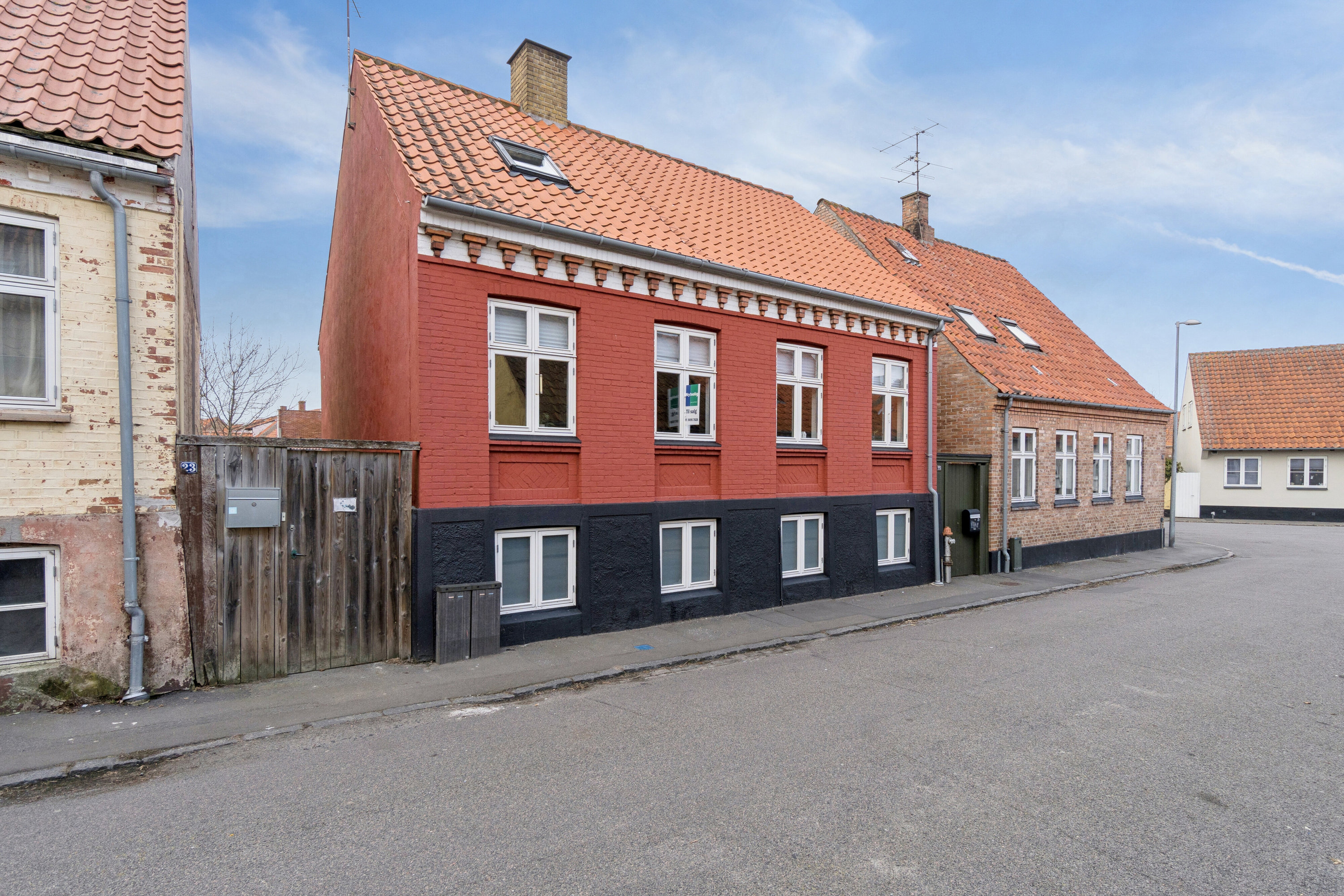 Fremhævet set fra vejen billede i fuldskærmstilstand. Billede af Munkegade 25, 3730 Nexø