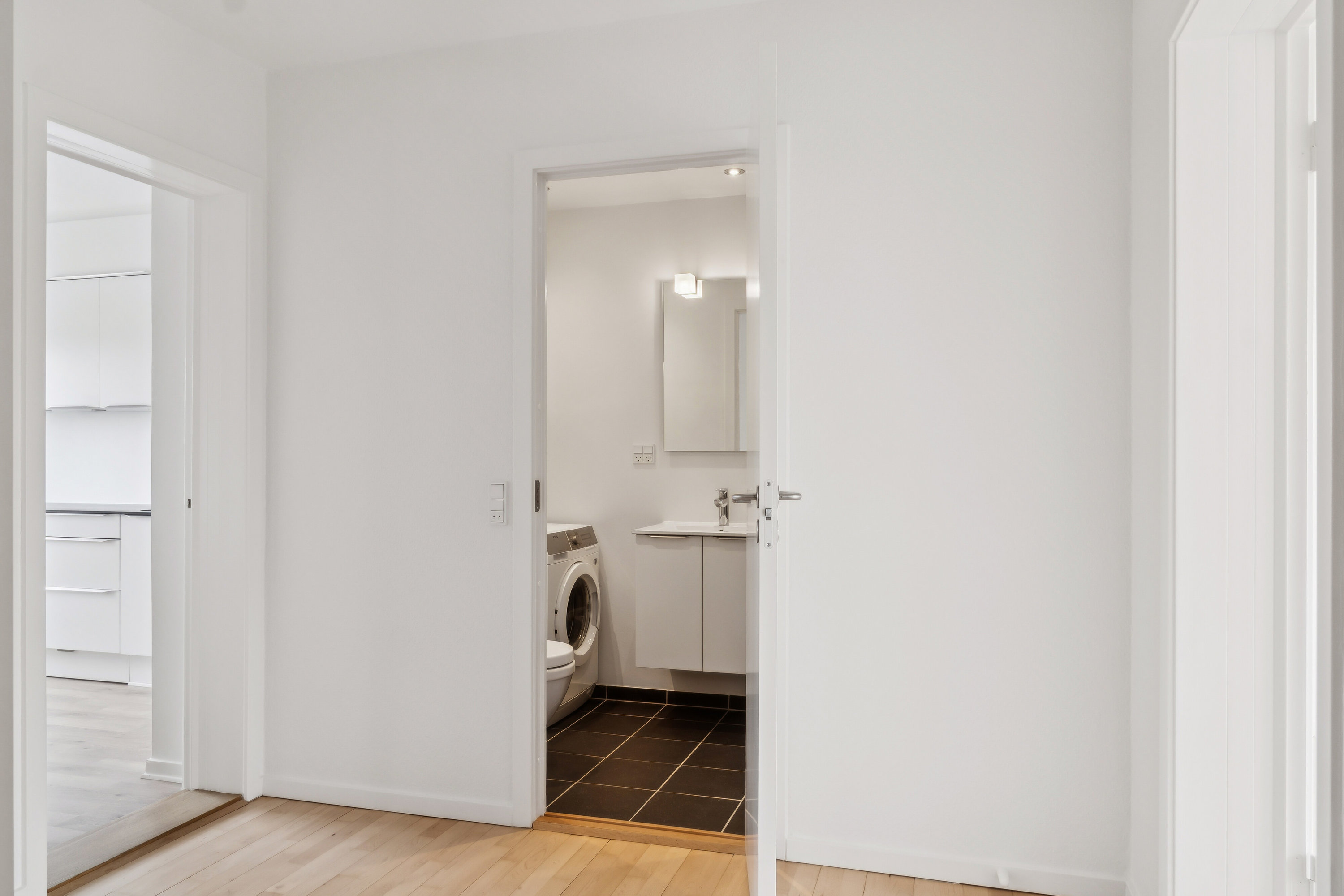 Fremhævet gang billede i fuldskærmstilstand. Billede af Christian X's Vej 10, 3. tv., 8260 Viby J