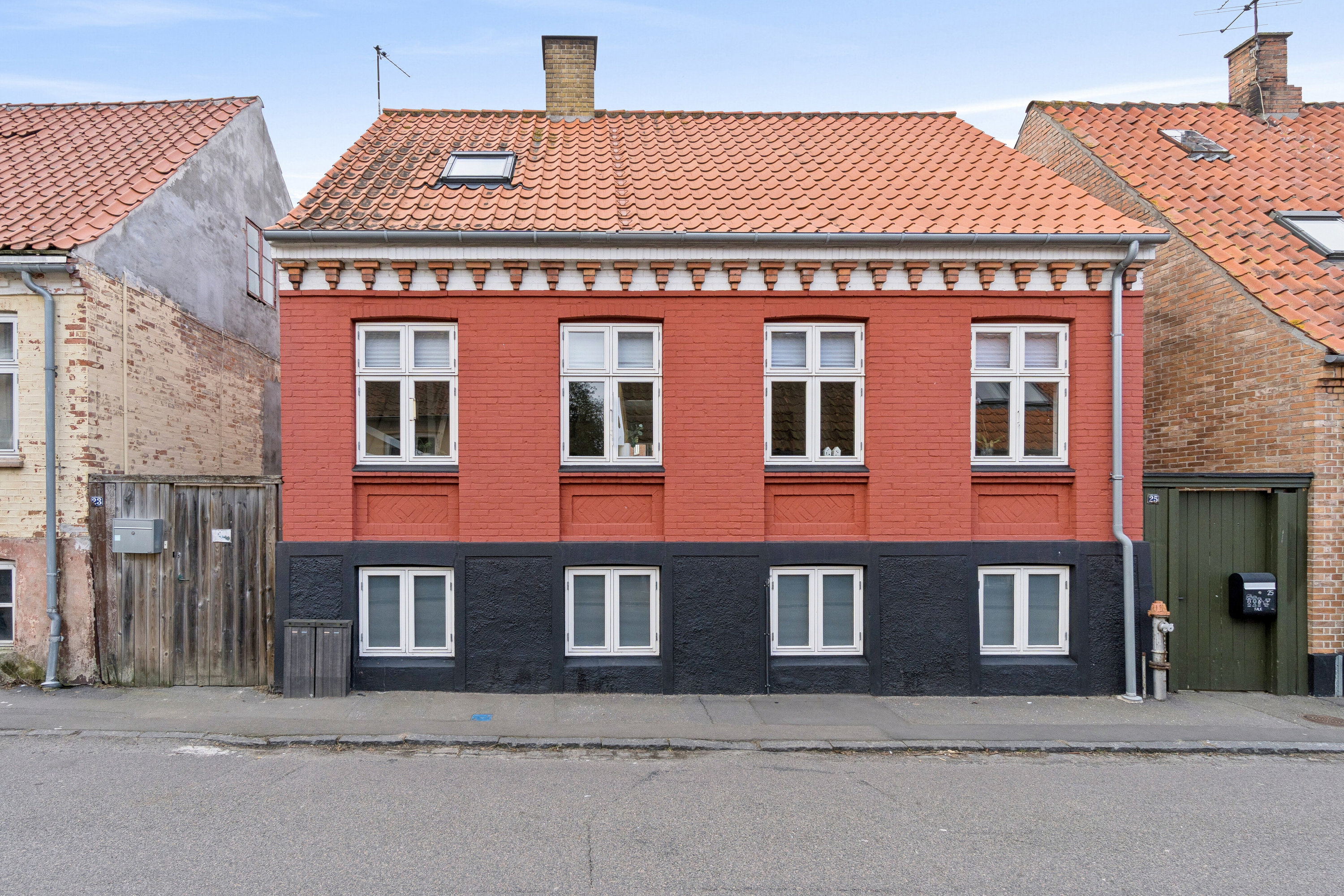 Fremhævet set fra vejen billede i fuldskærmstilstand. Billede af Munkegade 25, 3730 Nexø