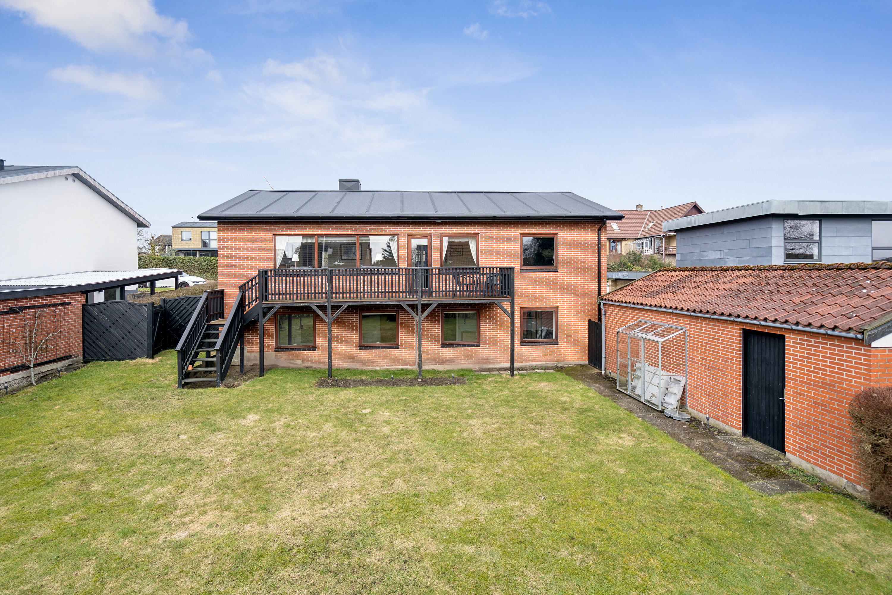 Fremhævet set fra haven billede i fuldskærmstilstand. Billede af Højvangen 40, 9800 Hjørring