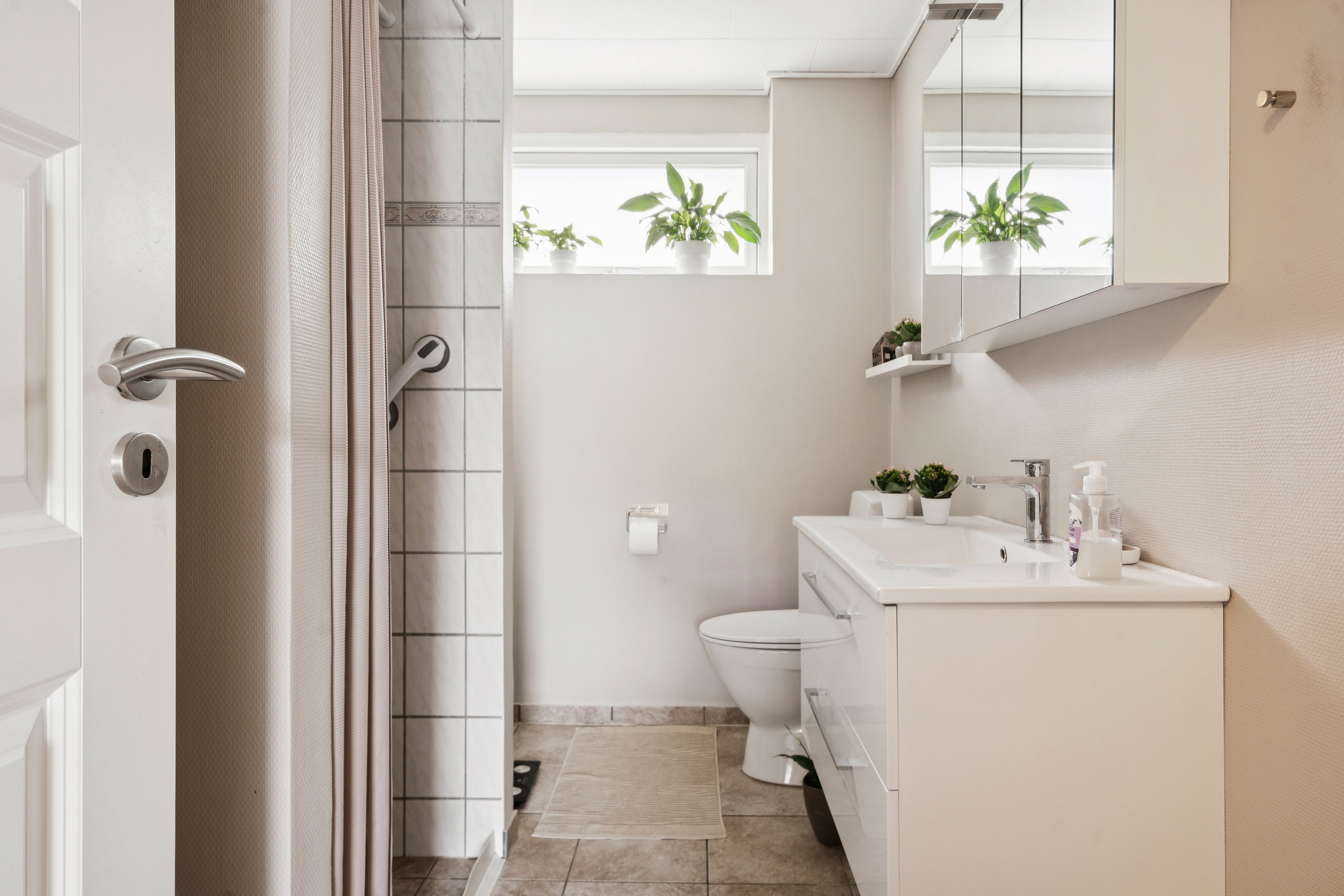 Fremhævet badeværelse billede i fuldskærmstilstand. Billede af Almstrupvej 13, Uge, 6360 Tinglev