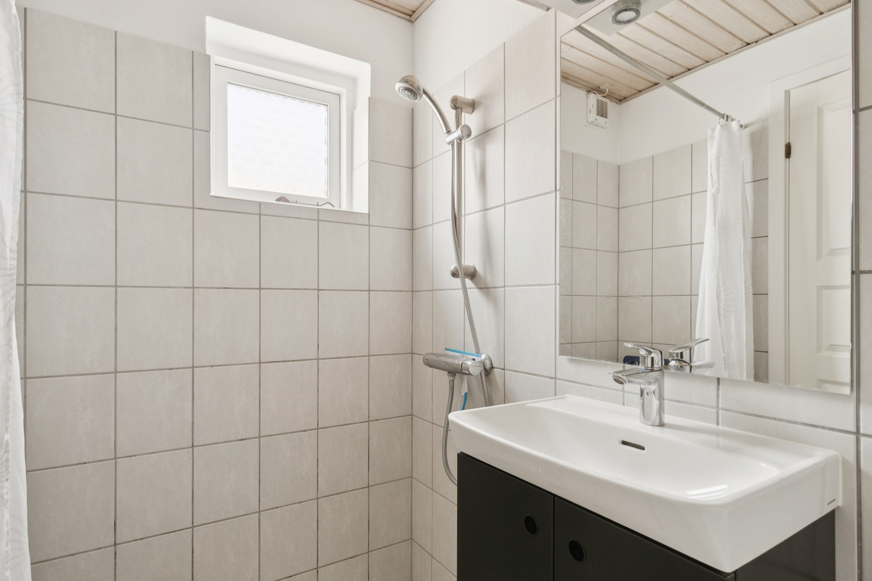 Fremhævet badeværelse billede i fuldskærmstilstand. Billede af Genvej 4, 82., 3770 Allinge