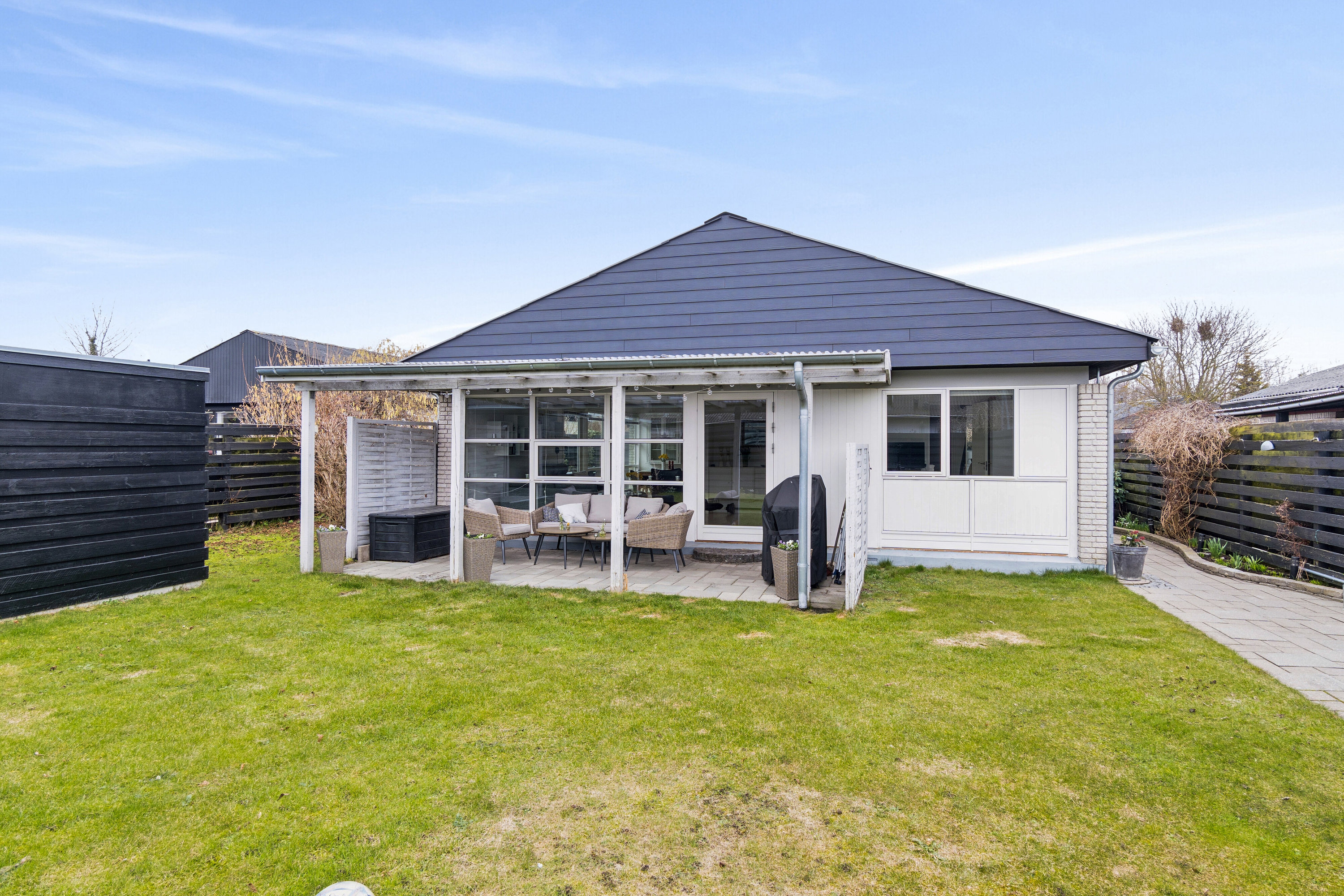 Fremhævet set fra vejen billede i fuldskærmstilstand. Billede af Nørbyholm 16, 2650 Hvidovre