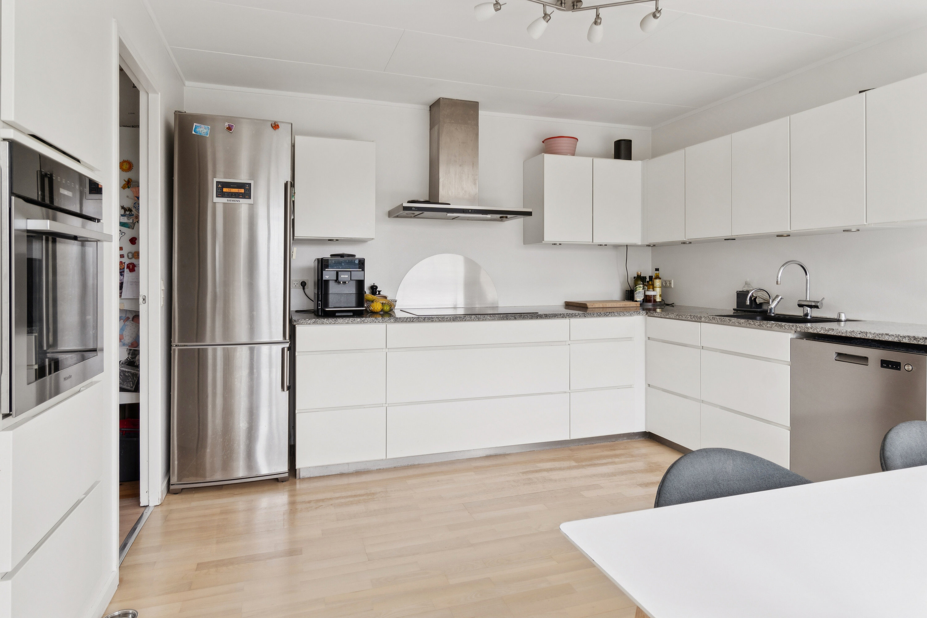 Fremhævet køkken billede i fuldskærmstilstand. Billede af Nørbyholm 16, 2650 Hvidovre