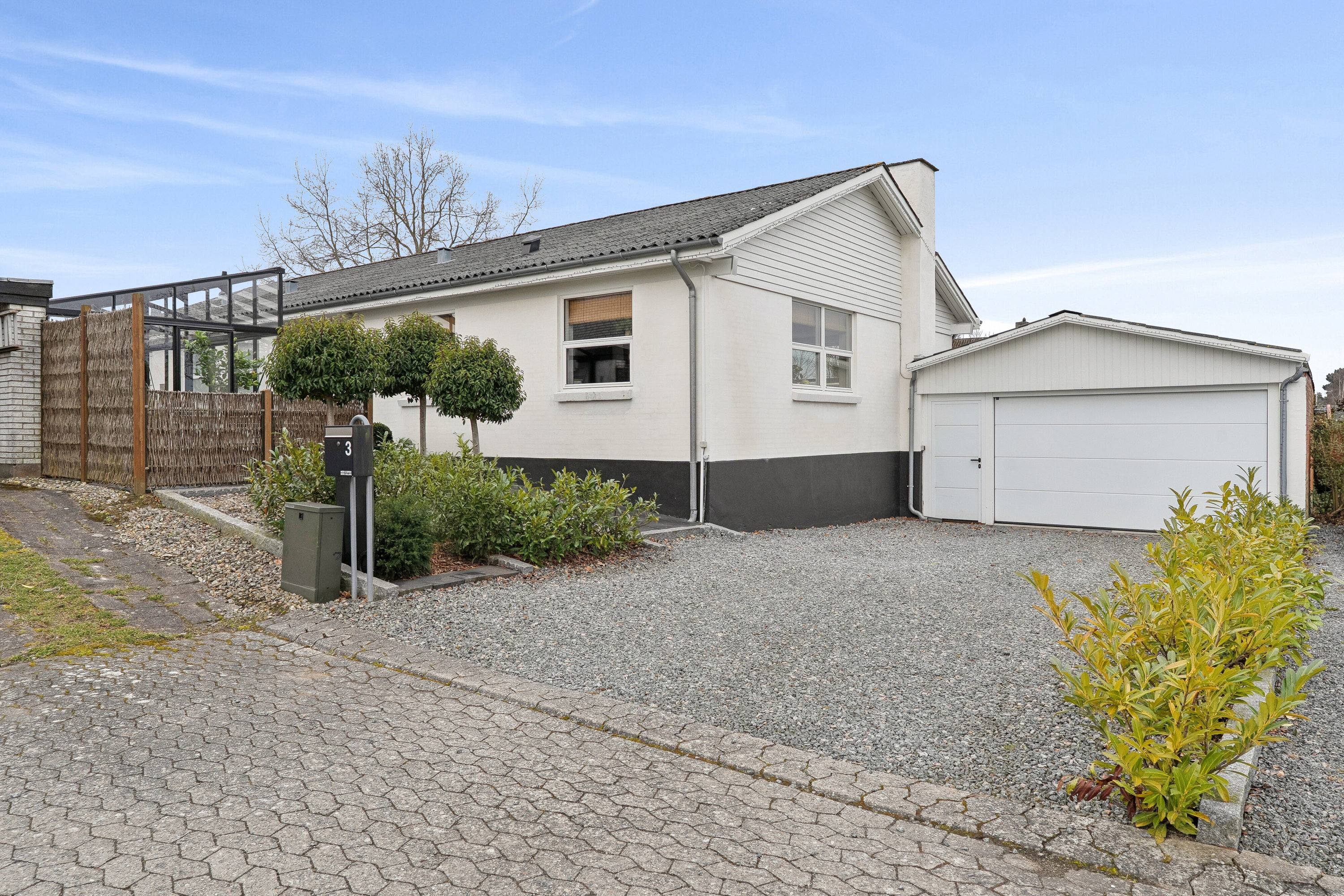 Fremhævet set fra vejen billede i fuldskærmstilstand. Billede af Hjørnehusvej 3, 4720 Præstø