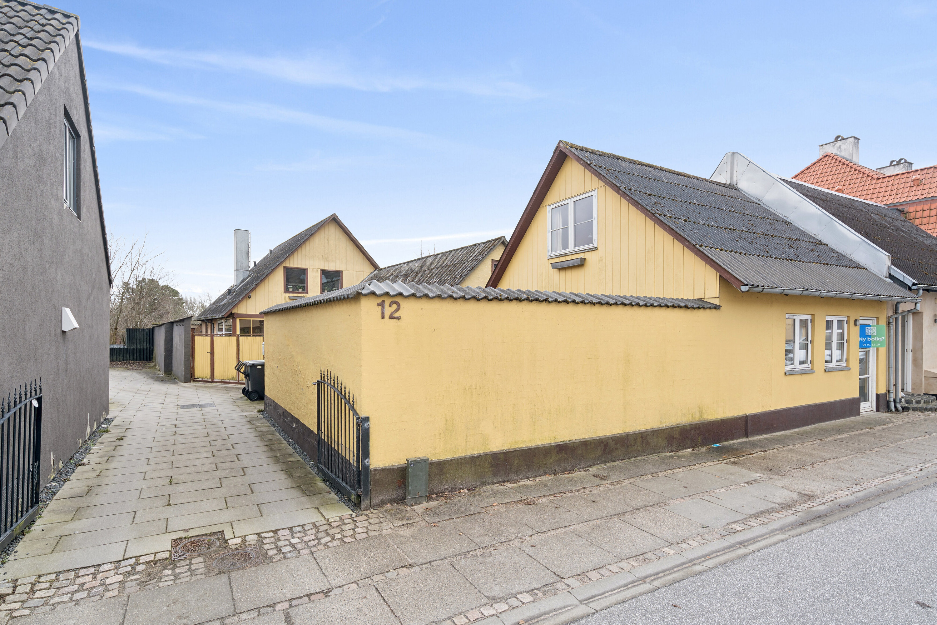 Fremhævet set fra vejen billede i fuldskærmstilstand. Billede af Østergade 12, 9870 Sindal