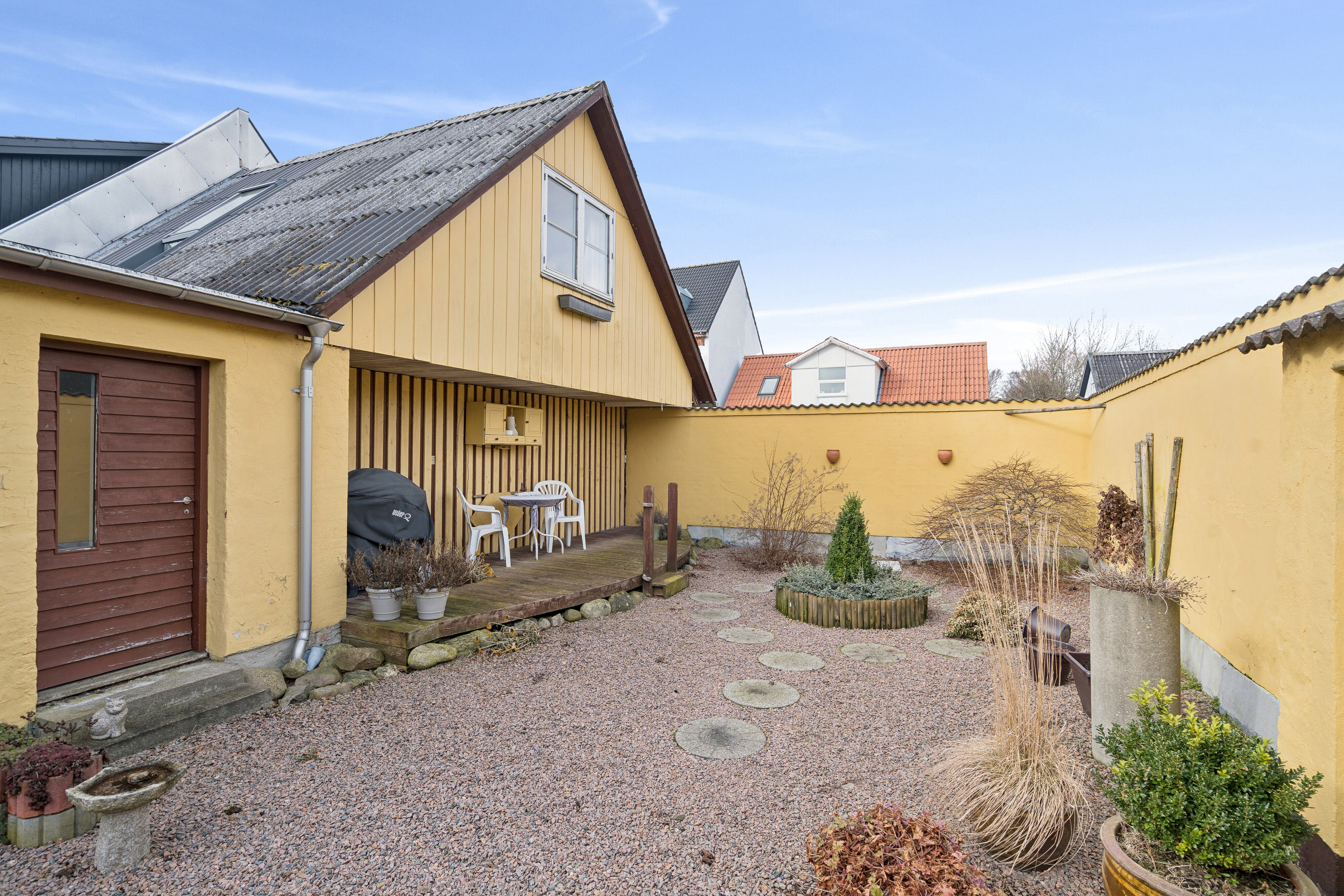 Fremhævet set fra vejen billede i fuldskærmstilstand. Billede af Østergade 12, 9870 Sindal