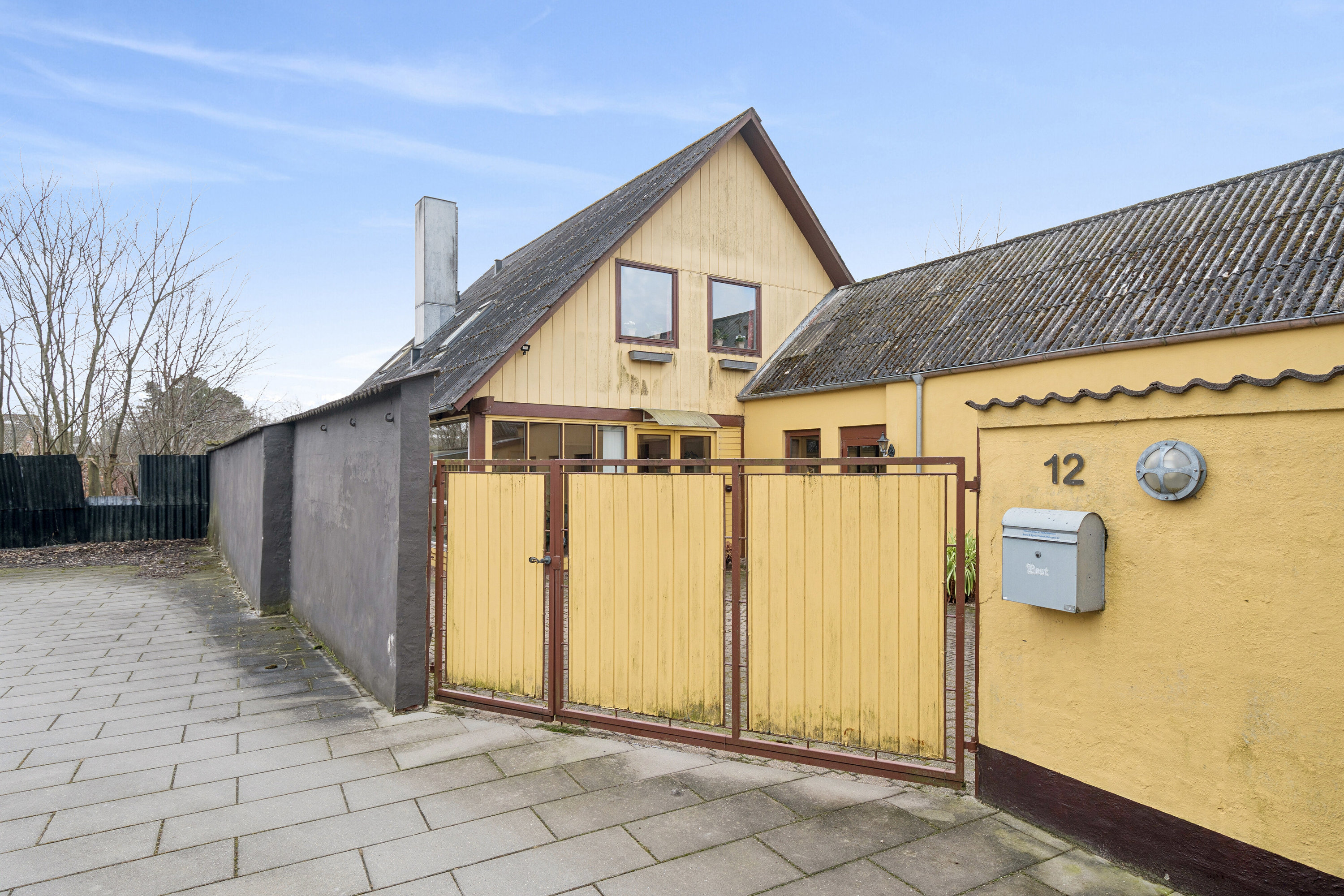 Fremhævet set fra vejen billede i fuldskærmstilstand. Billede af Østergade 12, 9870 Sindal