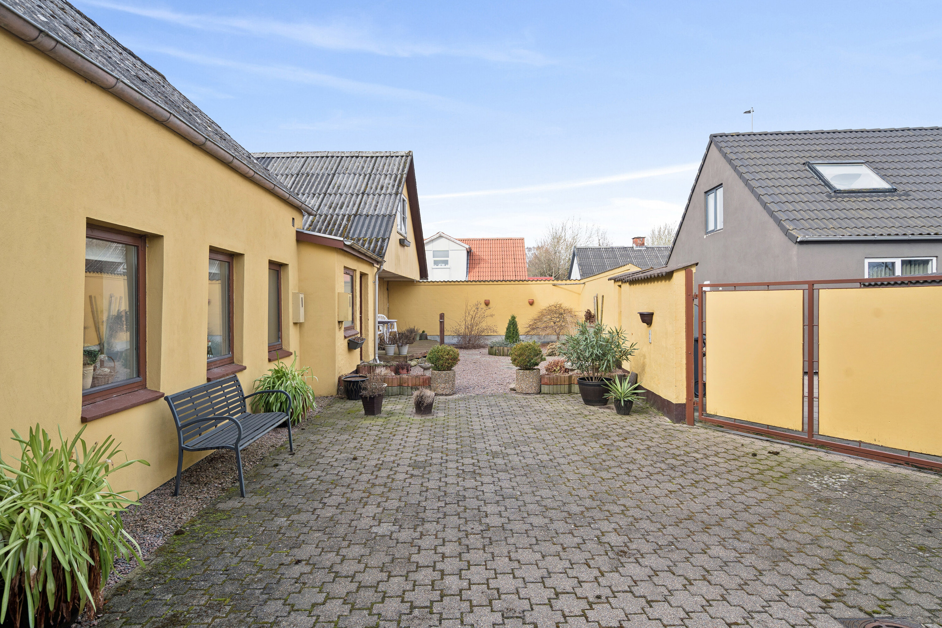 Fremhævet udendørs billede i fuldskærmstilstand. Billede af Østergade 12, 9870 Sindal