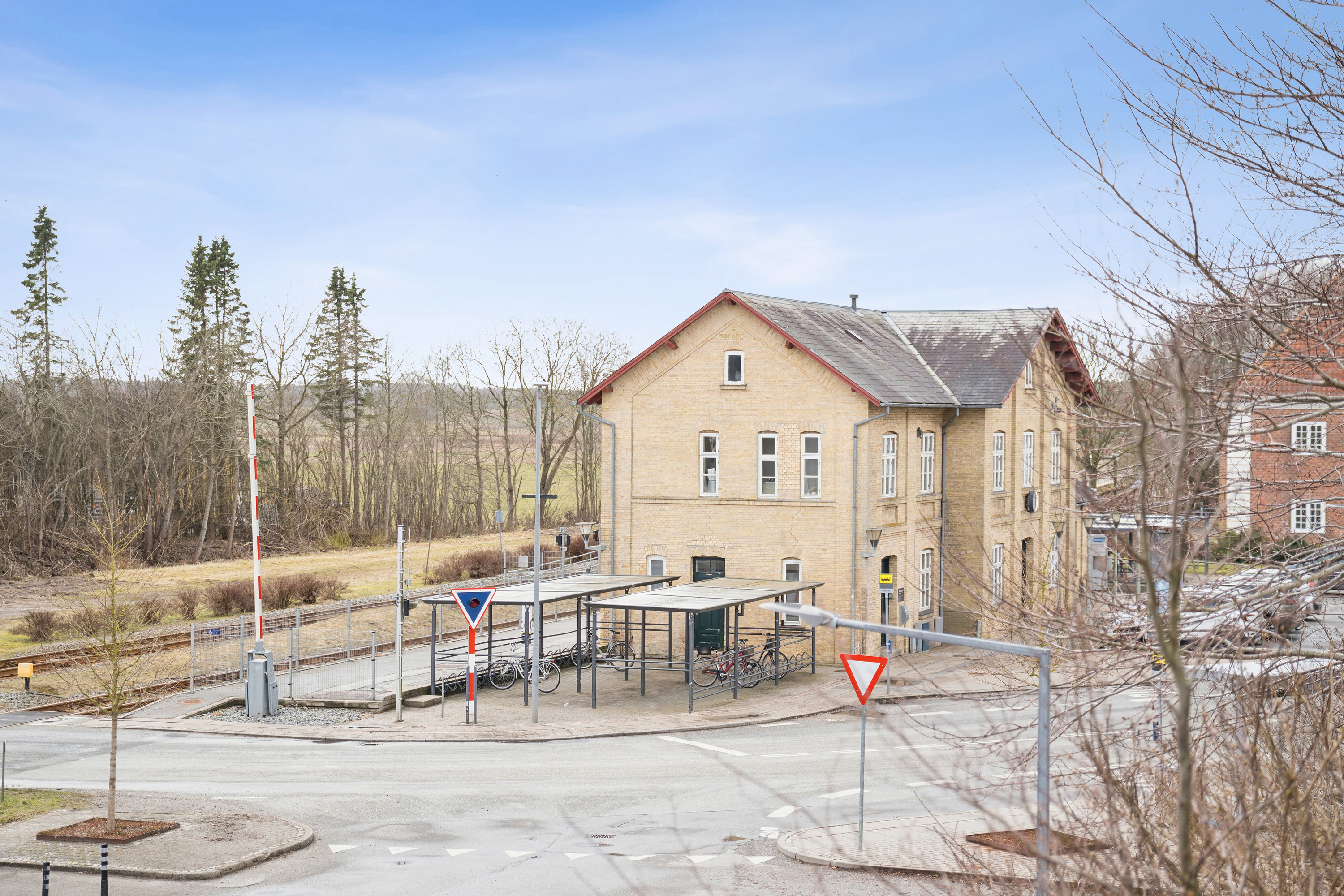 Fremhævet set fra vejen billede i fuldskærmstilstand. Billede af Østergade 12, 9870 Sindal