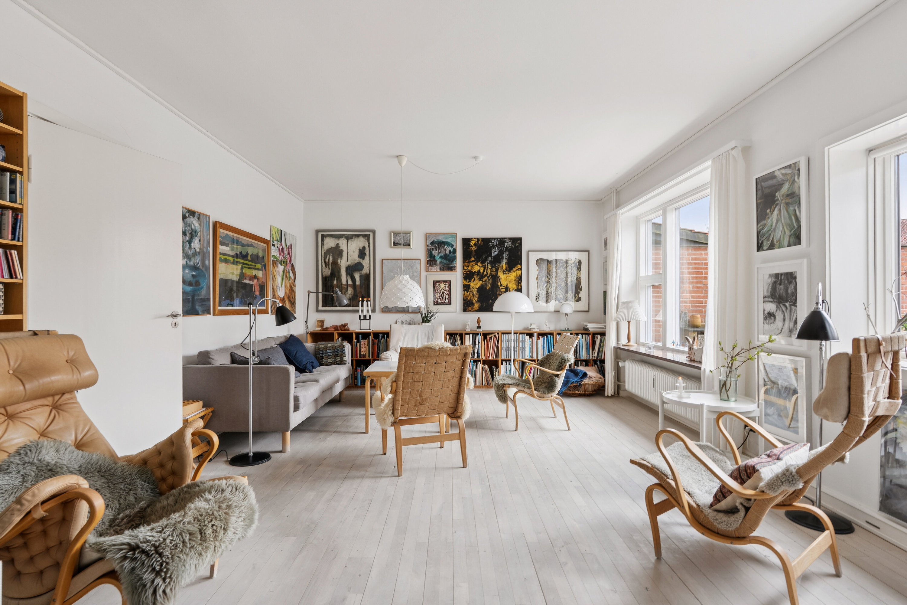 Fremhævet stue billede i fuldskærmstilstand. Billede af Kvædevej 81, 2830 Virum