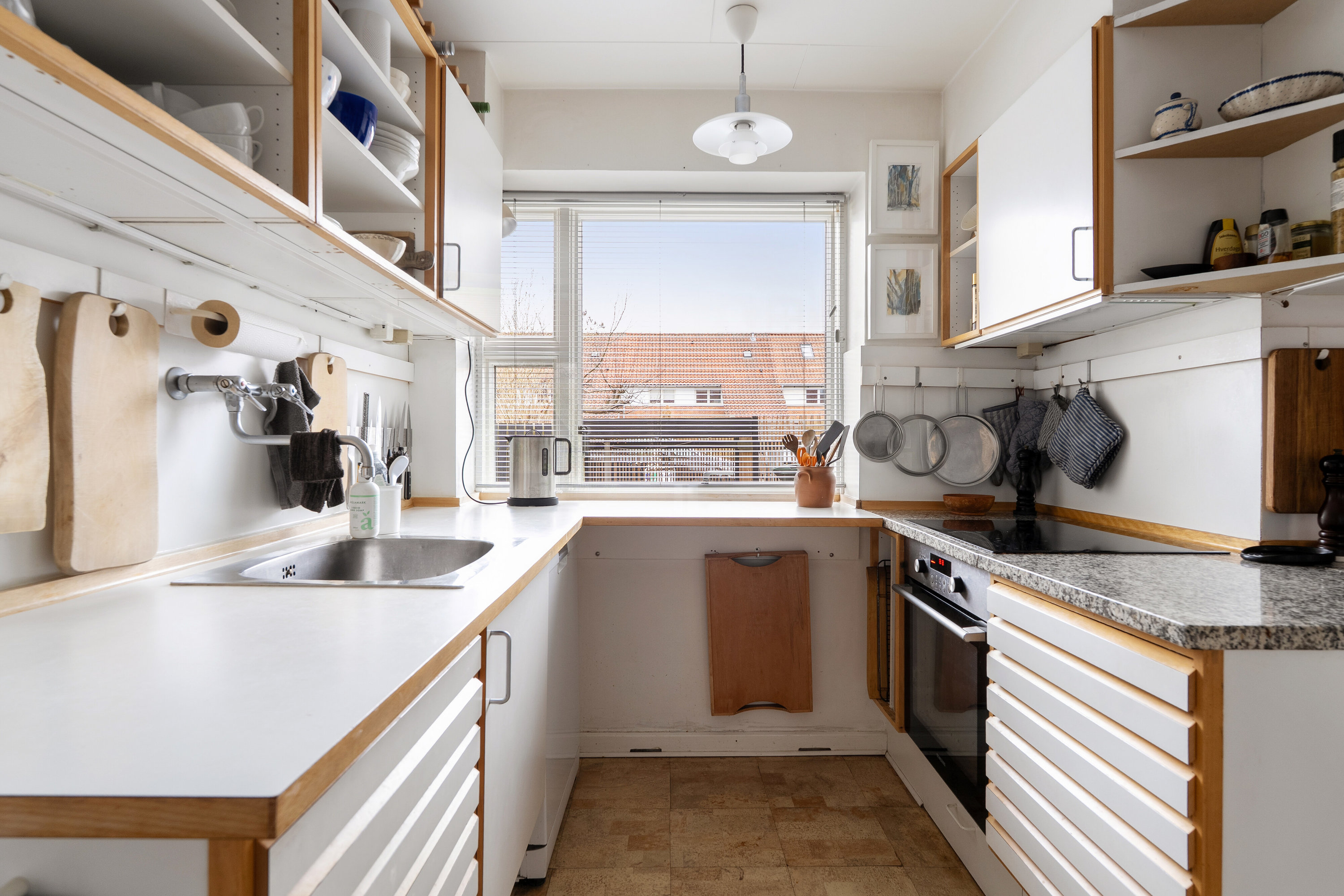 Fremhævet køkken billede i fuldskærmstilstand. Billede af Kvædevej 81, 2830 Virum