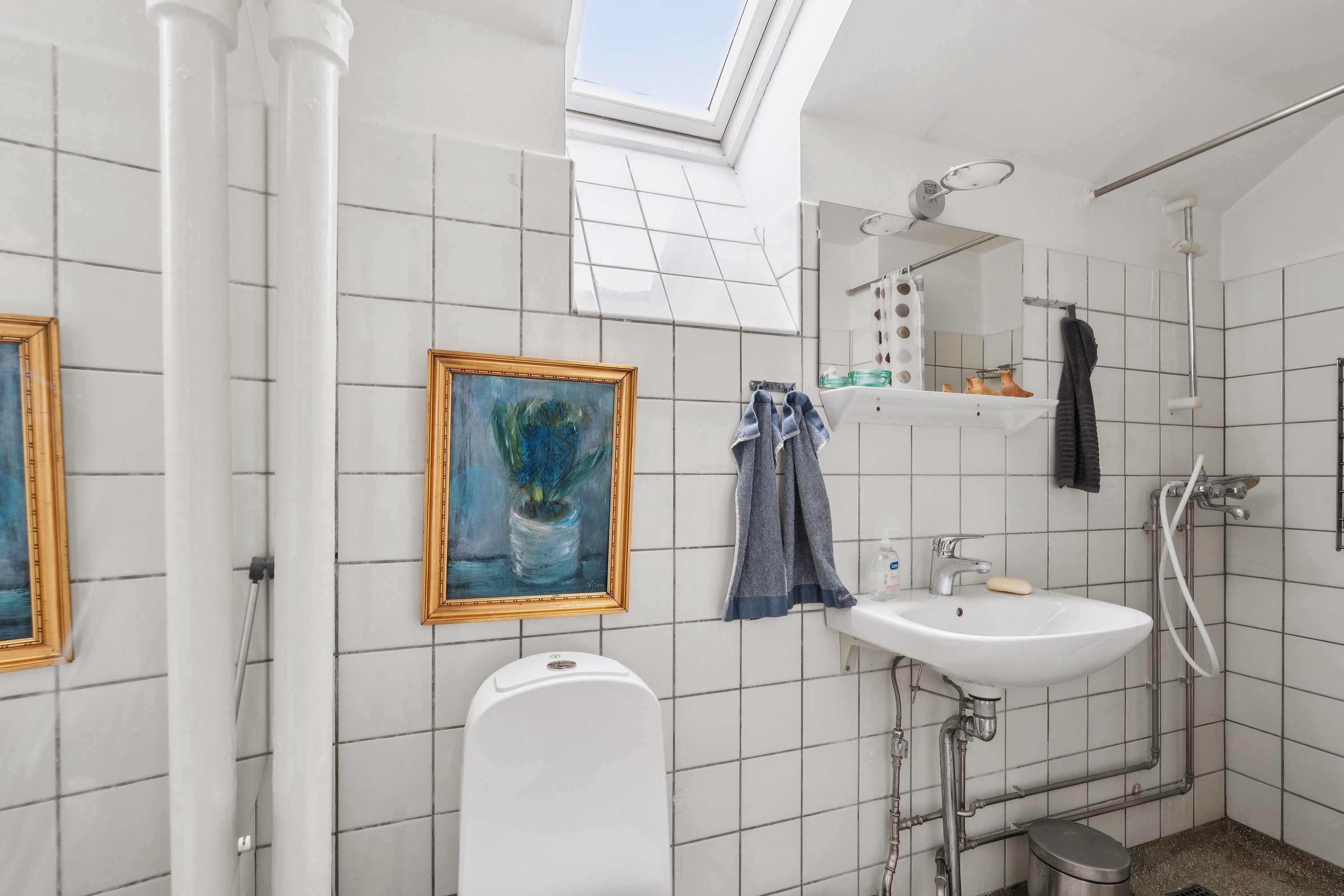 Fremhævet badeværelse billede i fuldskærmstilstand. Billede af Kvædevej 81, 2830 Virum