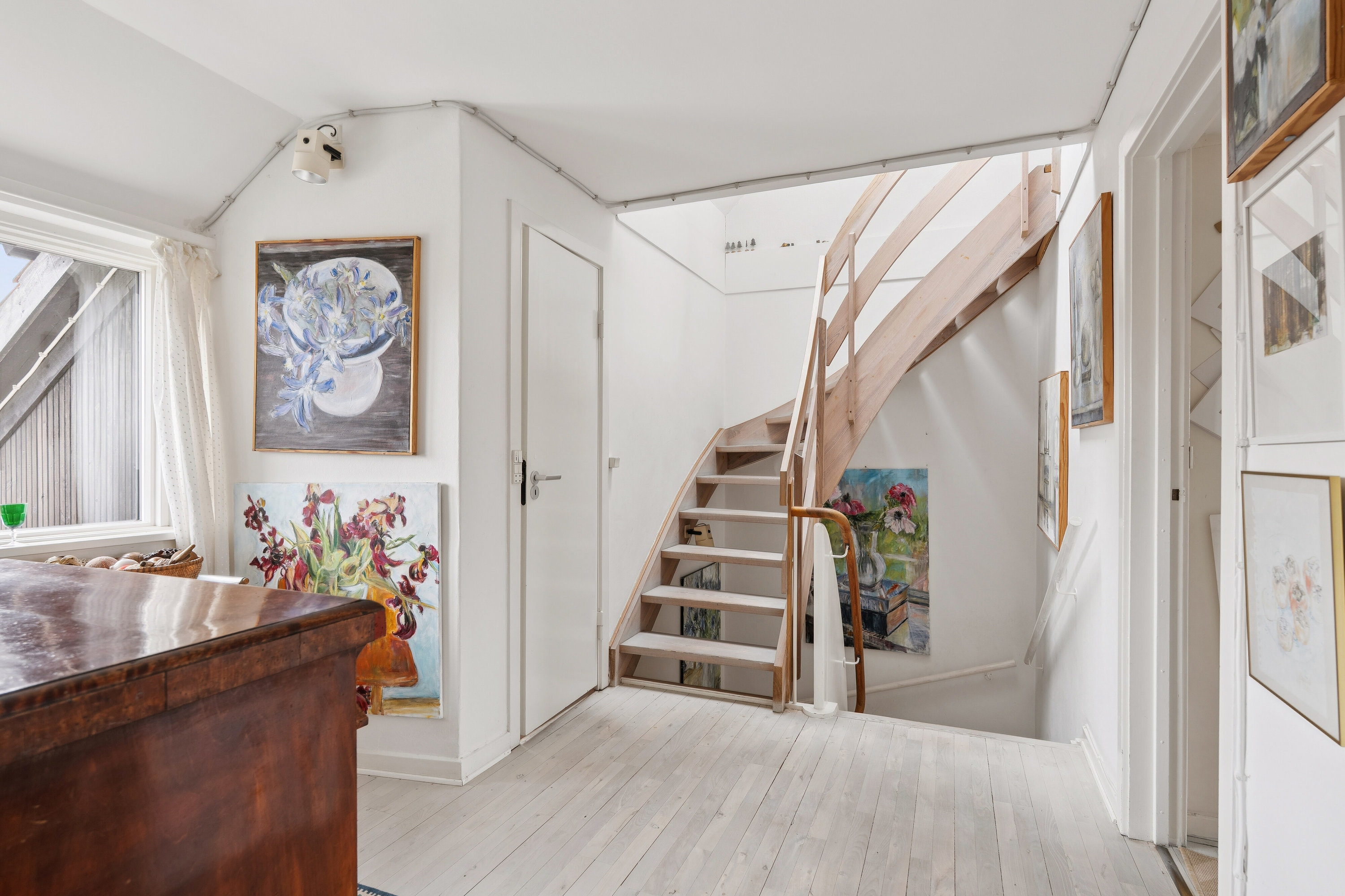 Fremhævet gang billede i fuldskærmstilstand. Billede af Kvædevej 81, 2830 Virum