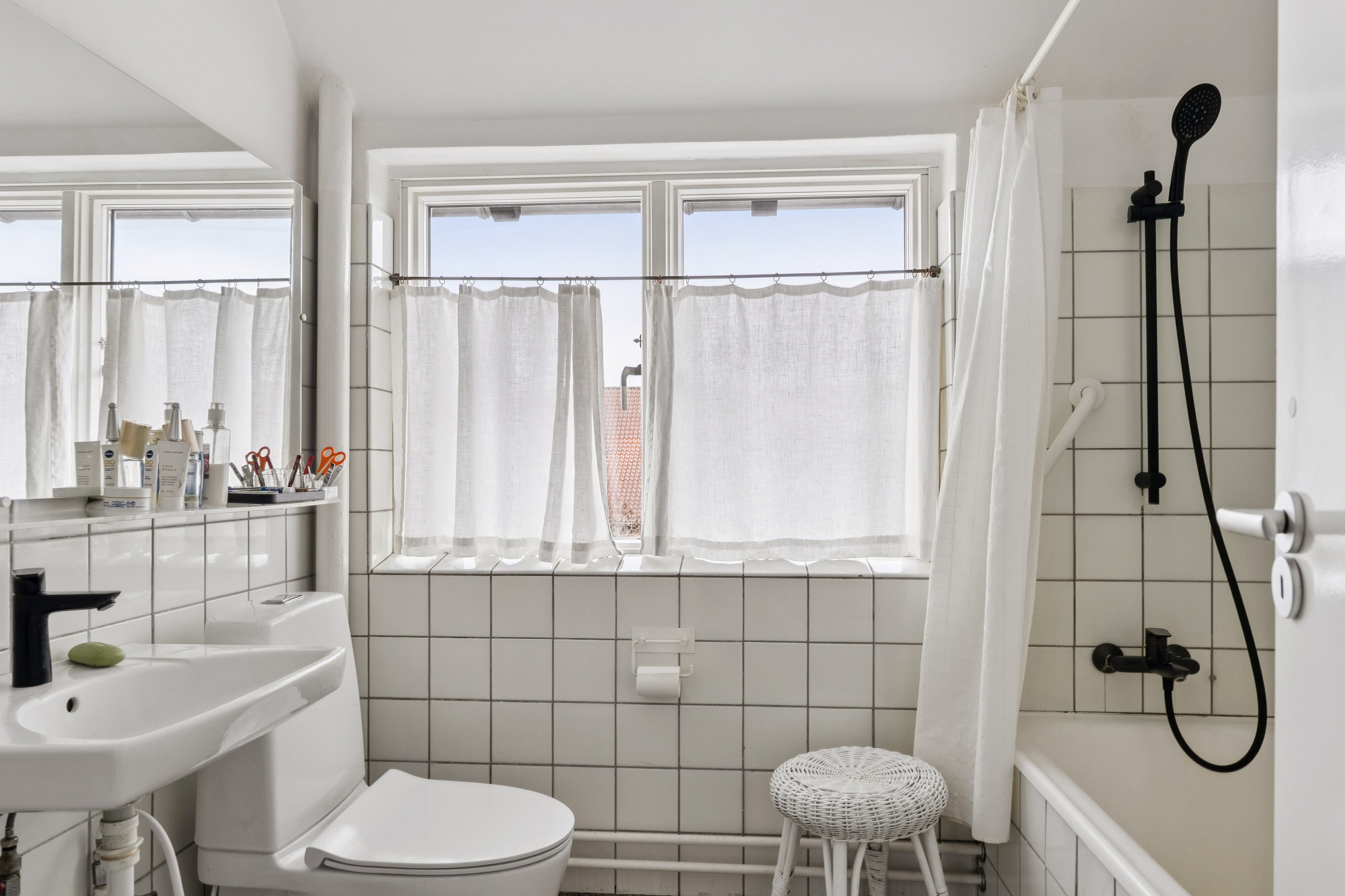 Fremhævet badeværelse billede i fuldskærmstilstand. Billede af Kvædevej 81, 2830 Virum