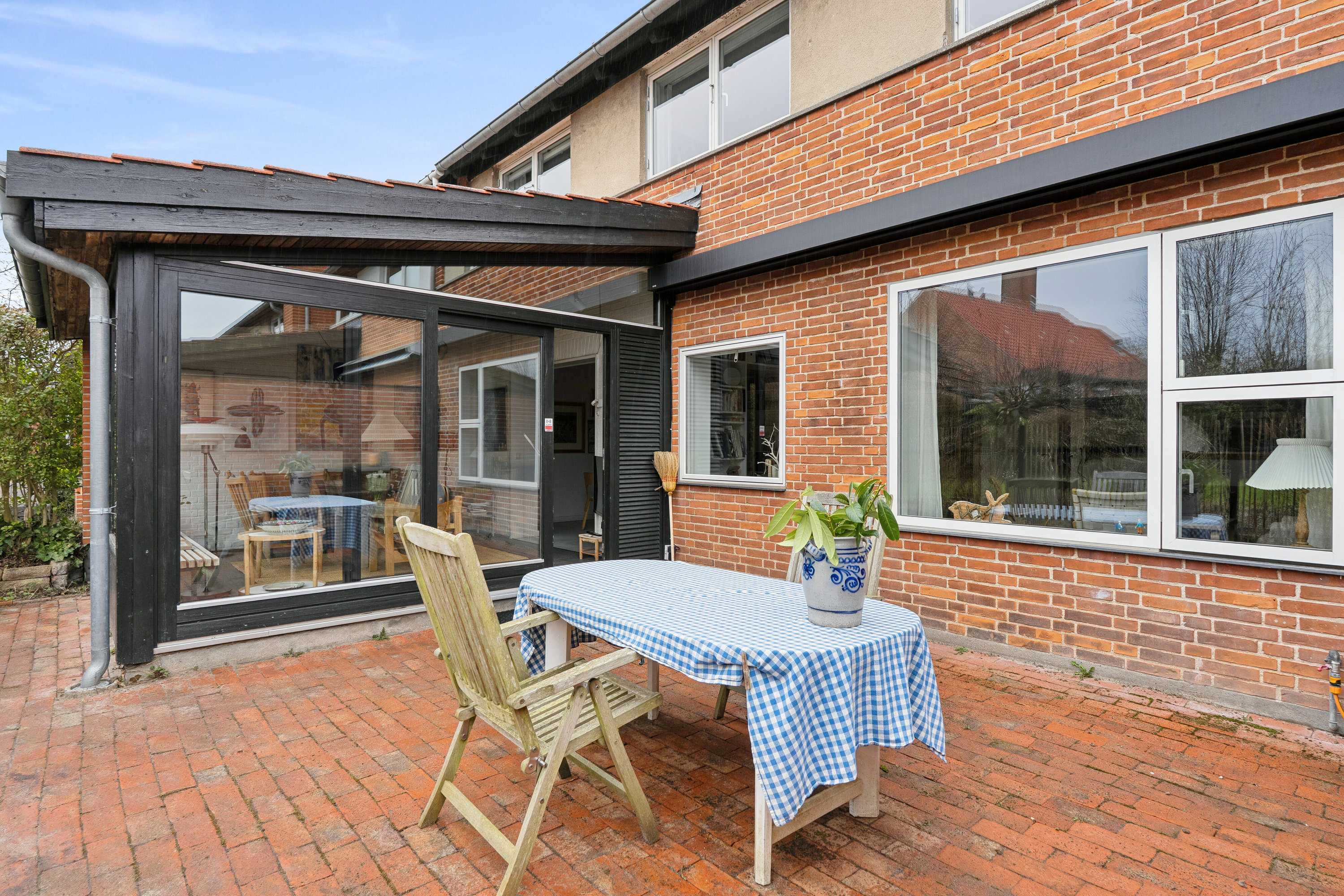 Fremhævet terrasse billede i fuldskærmstilstand. Billede af Kvædevej 81, 2830 Virum