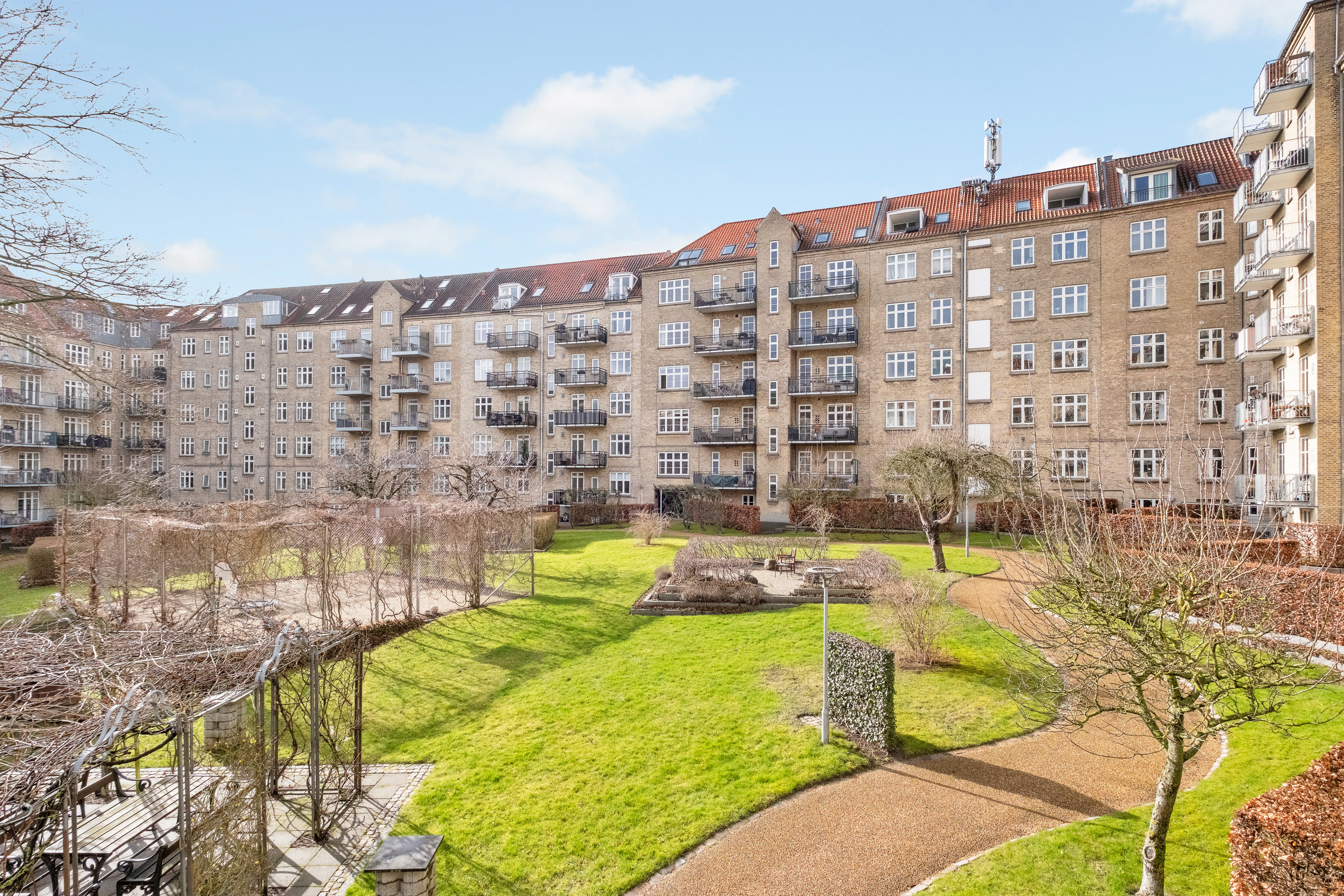 Fremhævet bag facade billede i fuldskærmstilstand. Billede af Ringkøbingvej 26, 5. th., 8000 Aarhus C