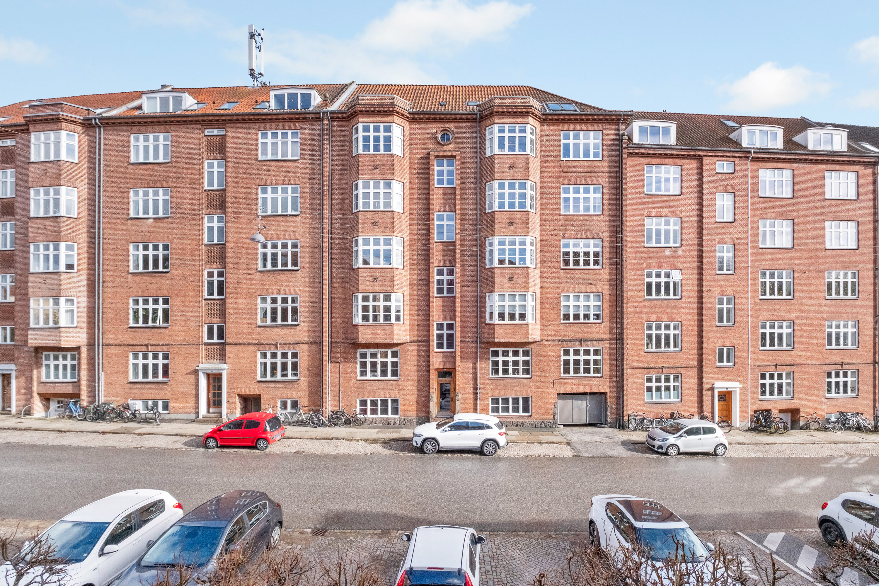 Fremhævet facade billede i fuldskærmstilstand. Billede af Ringkøbingvej 26, 5. th., 8000 Aarhus C