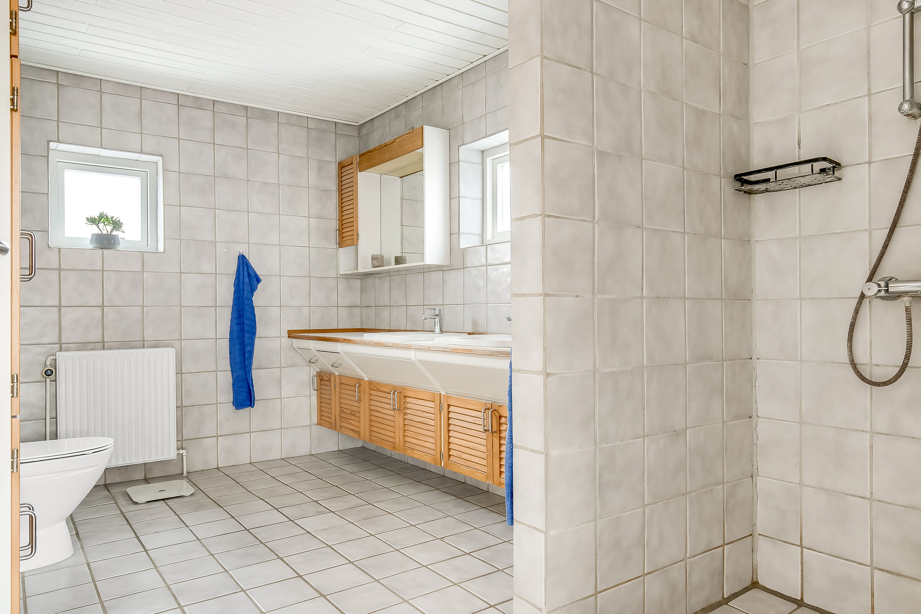 Fremhævet badeværelse billede i fuldskærmstilstand. Billede af Anton Berntsen Vej 19, Bredsten, 7182 Bredsten