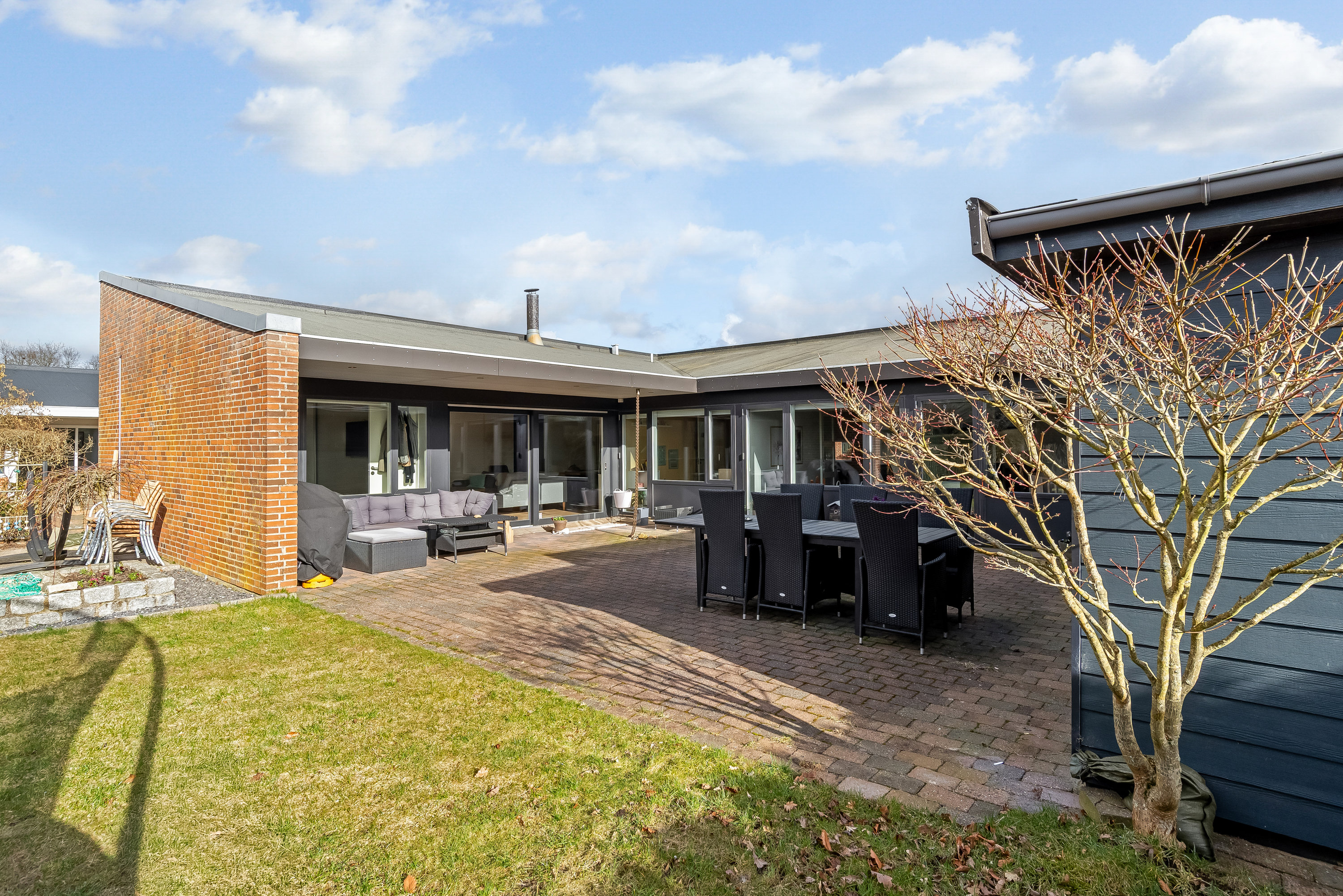 Fremhævet gårdhave billede i fuldskærmstilstand. Billede af Bachsvej 48, 7500 Holstebro