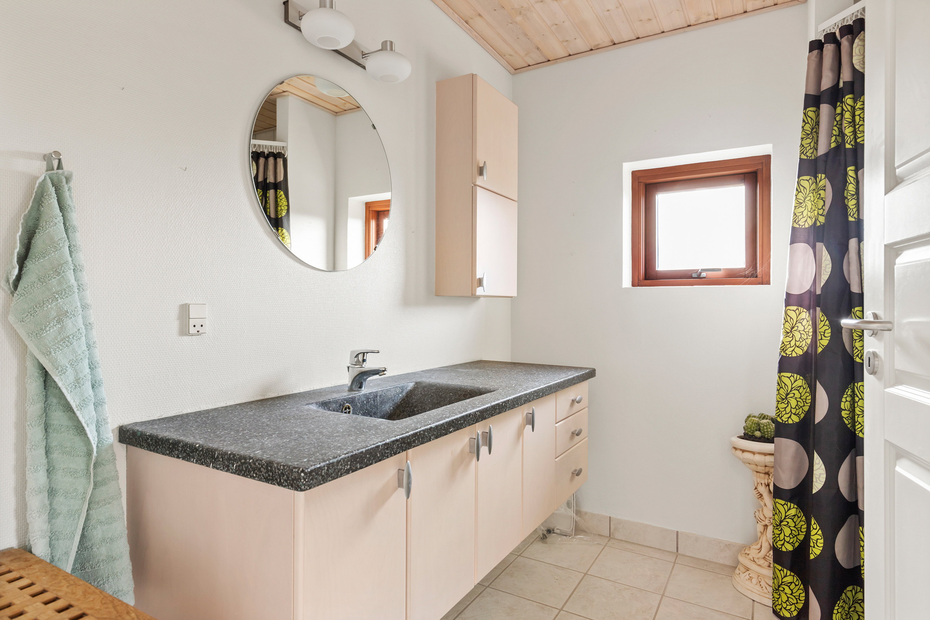 Fremhævet badeværelse billede i fuldskærmstilstand. Billede af Rugmarken 166, 9690 Fjerritslev