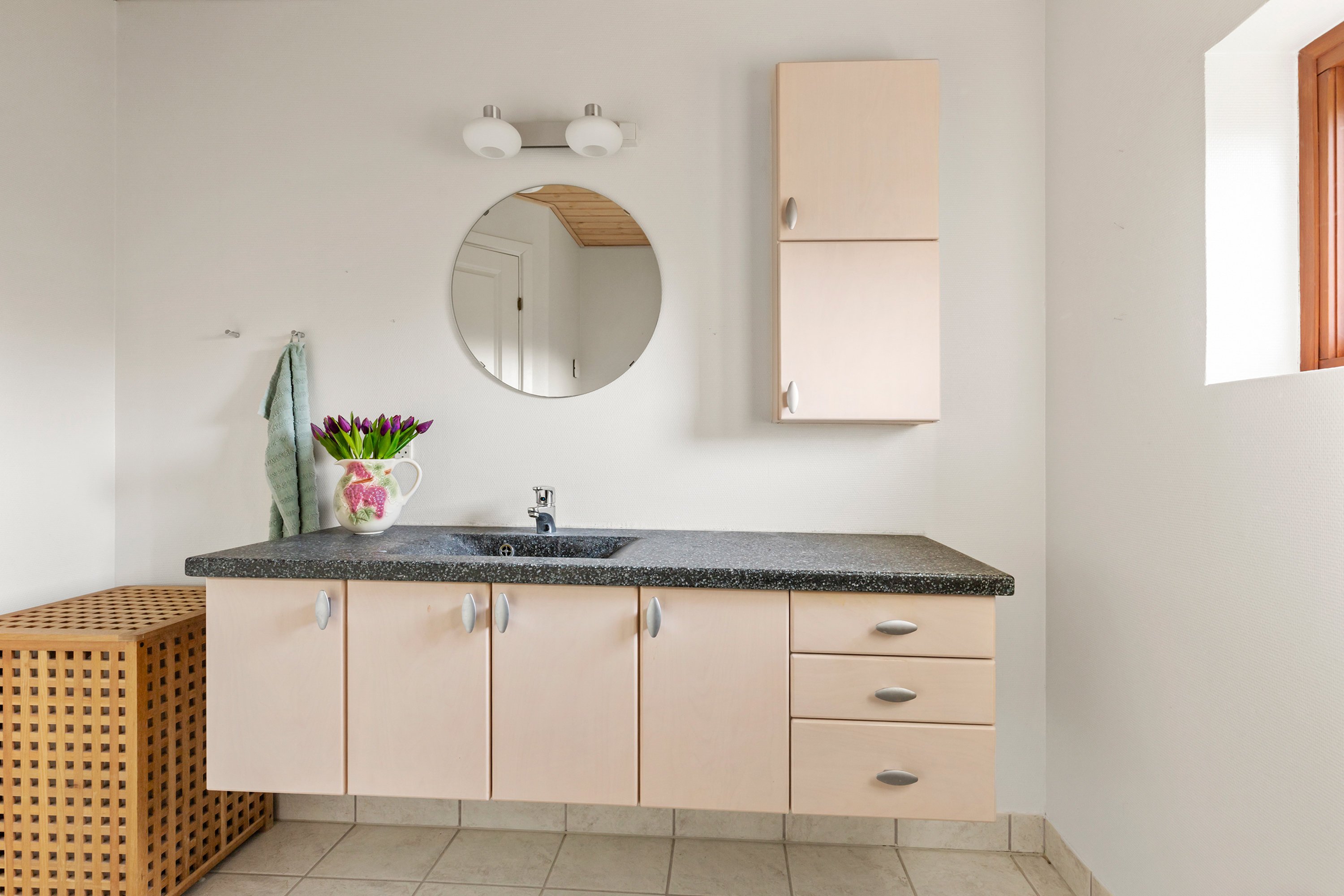 Fremhævet badeværelse billede i fuldskærmstilstand. Billede af Rugmarken 166, 9690 Fjerritslev