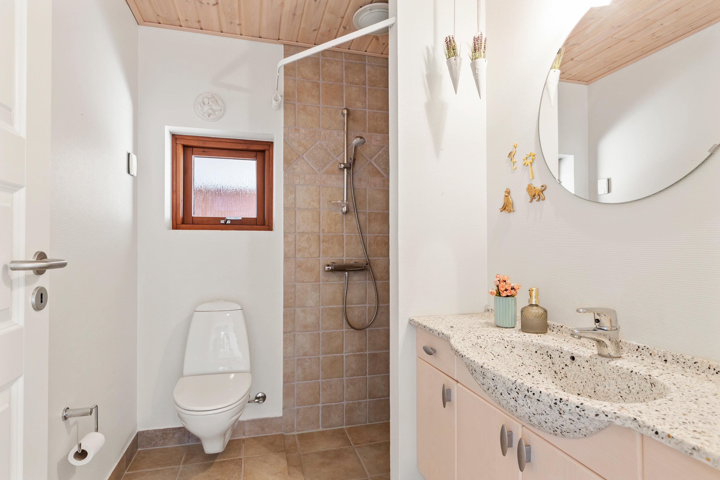 Fremhævet badeværelse billede i fuldskærmstilstand. Billede af Rugmarken 166, 9690 Fjerritslev