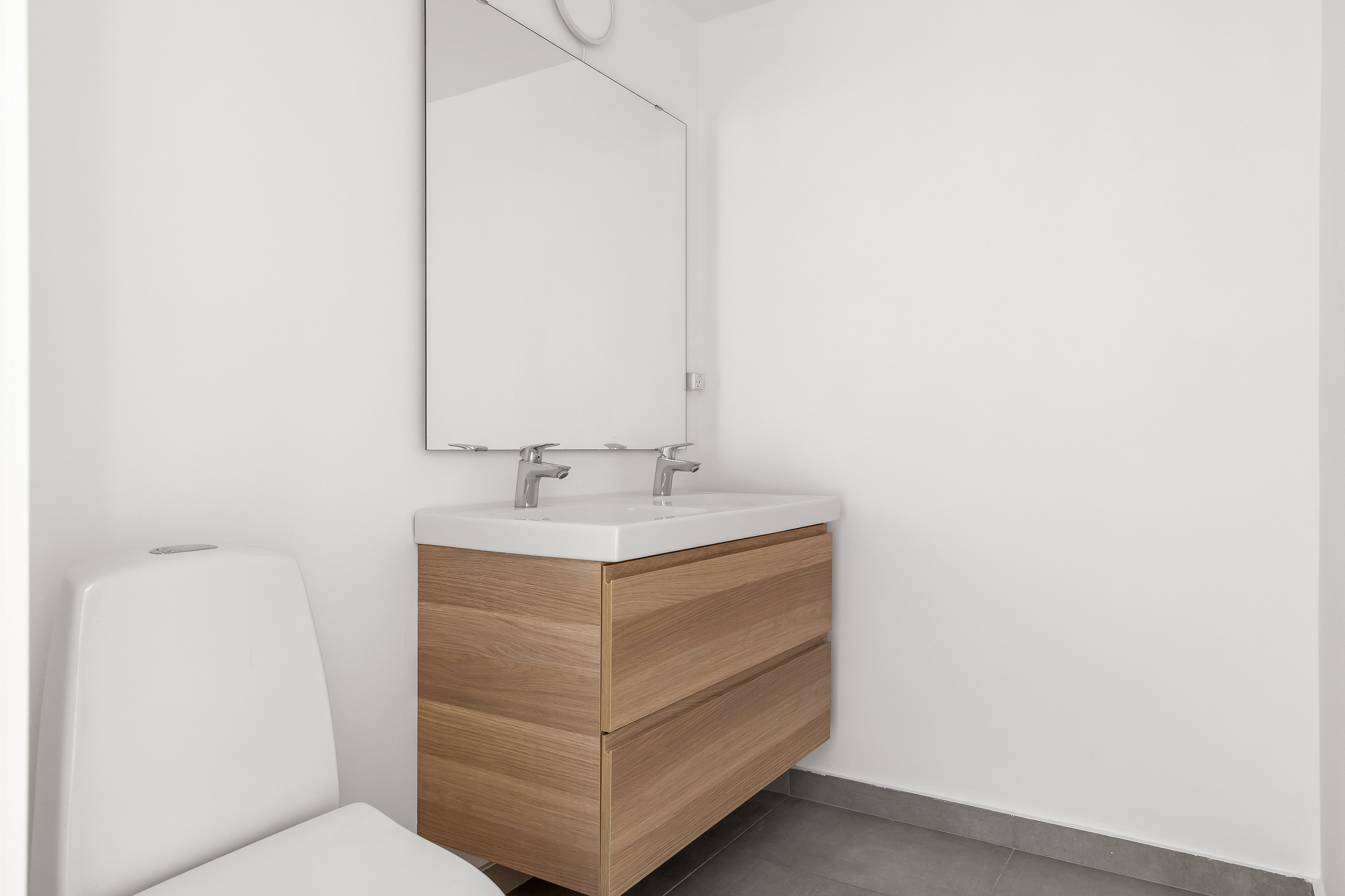 Fremhævet toilet billede i fuldskærmstilstand. Billede af Græsted Vænge 45, 3230 Græsted