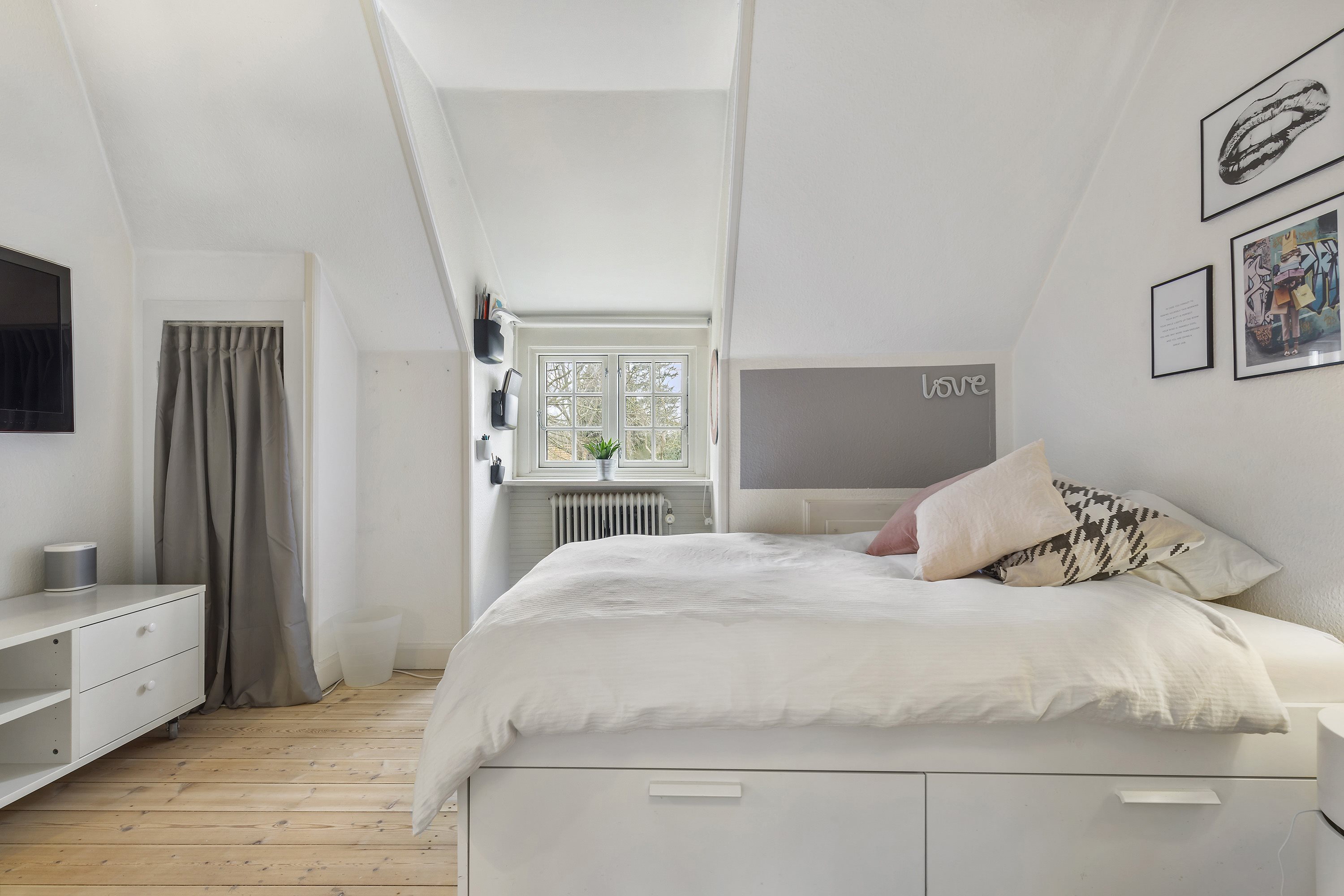 Fremhævet soveværelse billede i fuldskærmstilstand. Billede af Birkedamsvej 3, 3100 Hornbæk