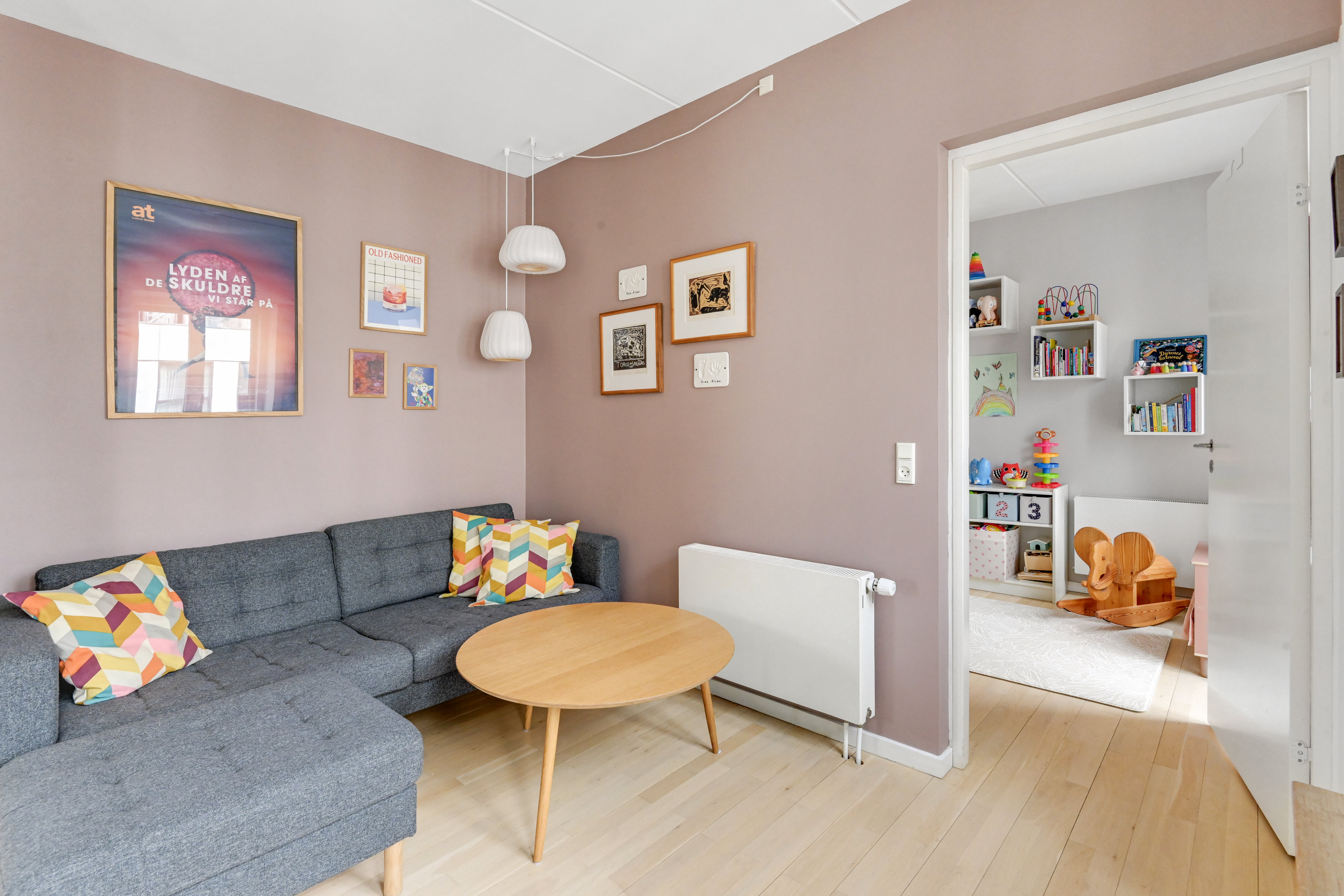 Fremhævet stue billede i fuldskærmstilstand. Billede af C.F. Møllers Allé 68, 6. th., 2300 København S