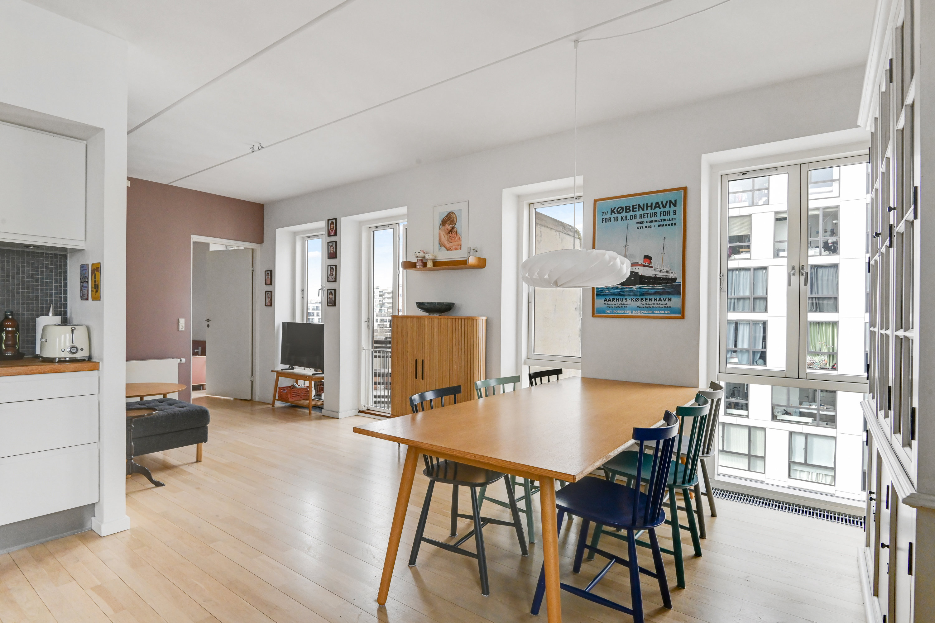 Fremhævet stue billede i fuldskærmstilstand. Billede af C.F. Møllers Allé 68, 6. th., 2300 København S