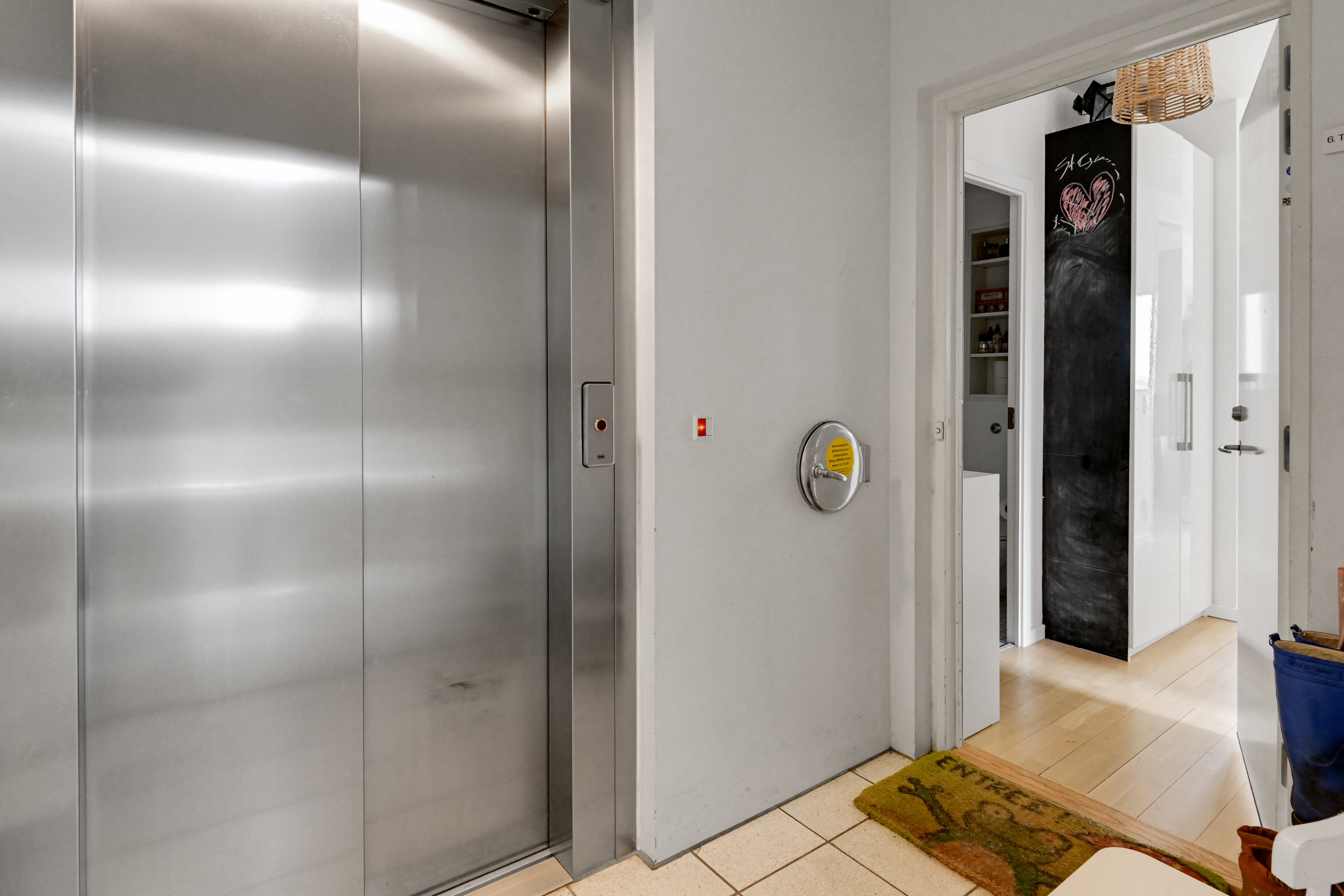 Fremhævet gang billede i fuldskærmstilstand. Billede af C.F. Møllers Allé 68, 6. th., 2300 København S