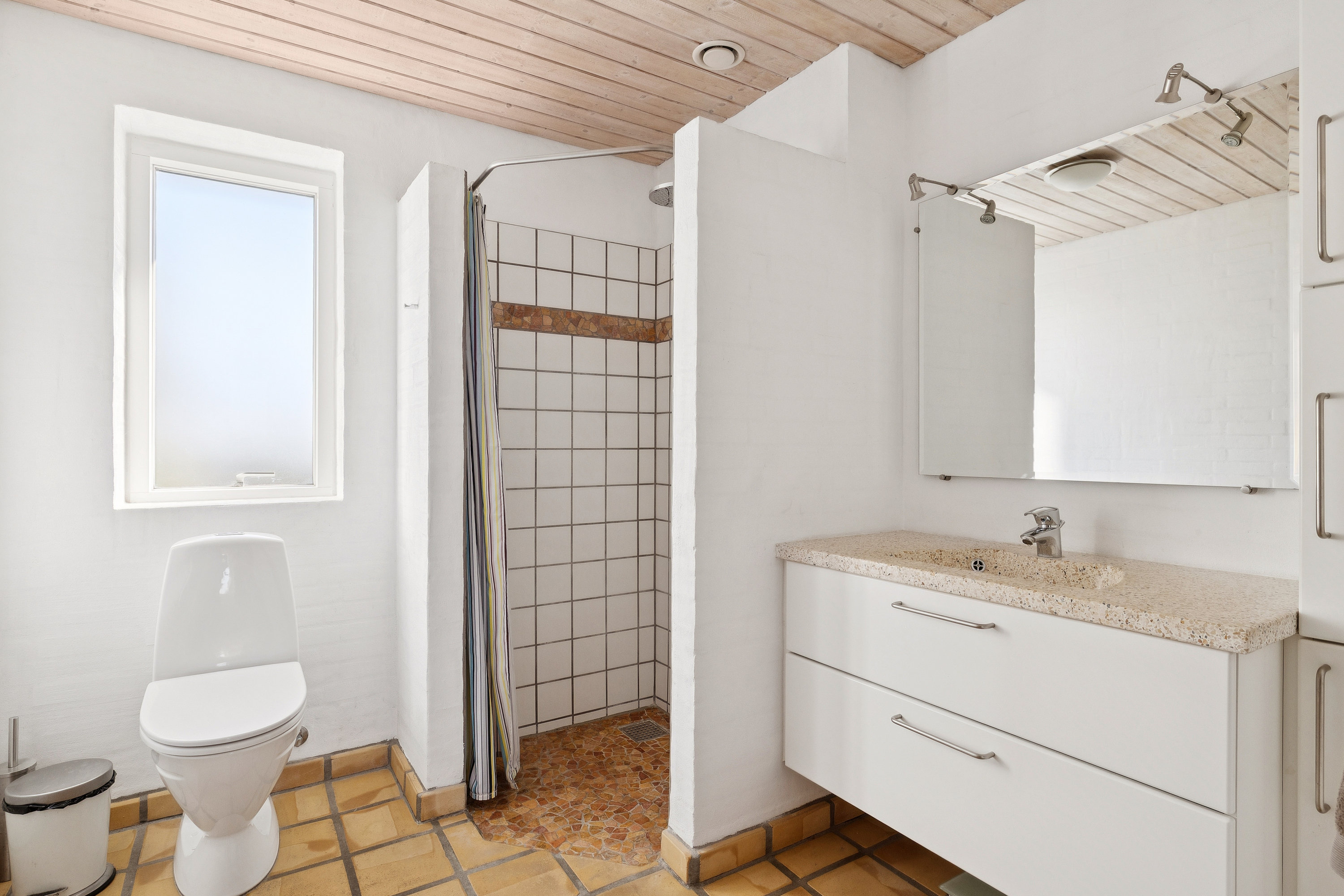 Fremhævet badeværelse billede i fuldskærmstilstand. Billede af Præstehaven 11, Hylke, 8660 Skanderborg