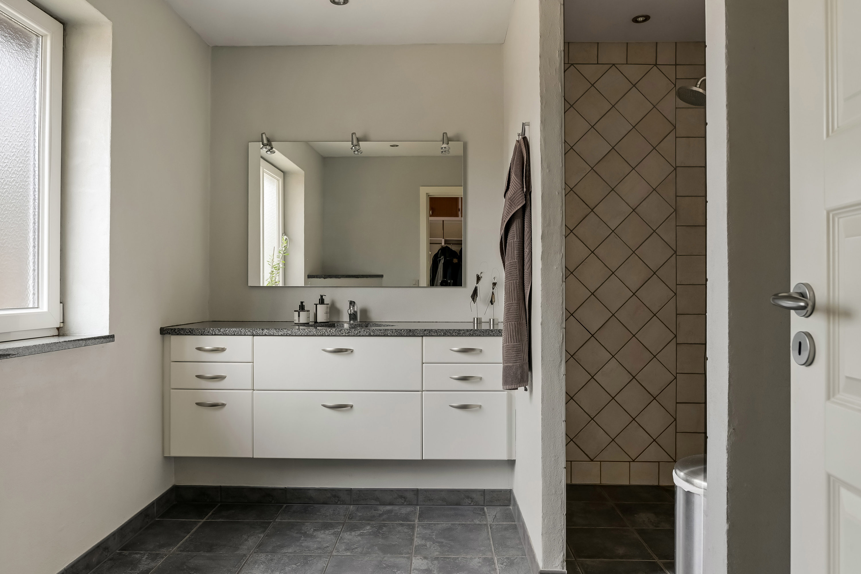 Fremhævet badeværelse billede i fuldskærmstilstand. Billede af Dalsvej 4, Dal, 7200 Grindsted