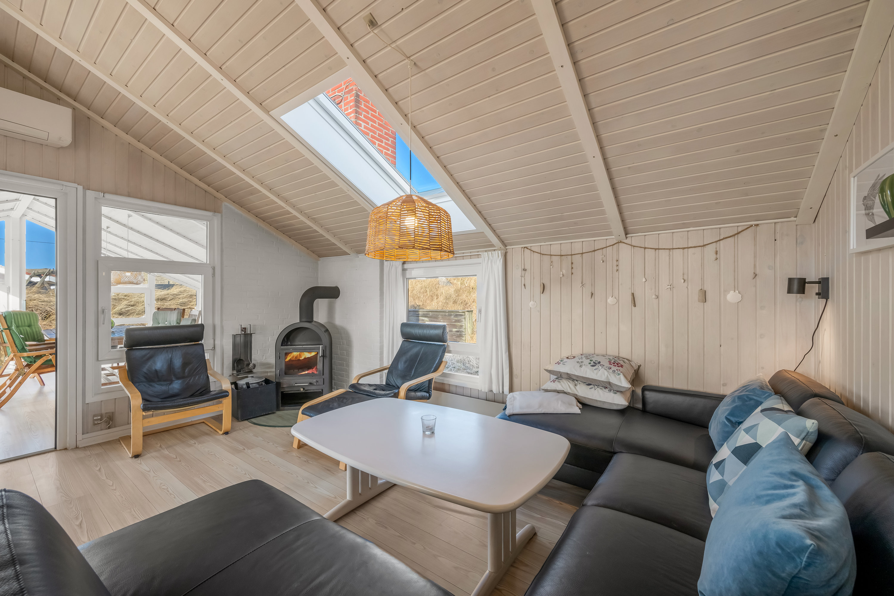 Fremhævet stue billede i fuldskærmstilstand. Billede af Bjerregårdsvej 351, Bjerregaard, 6960 Hvide Sande