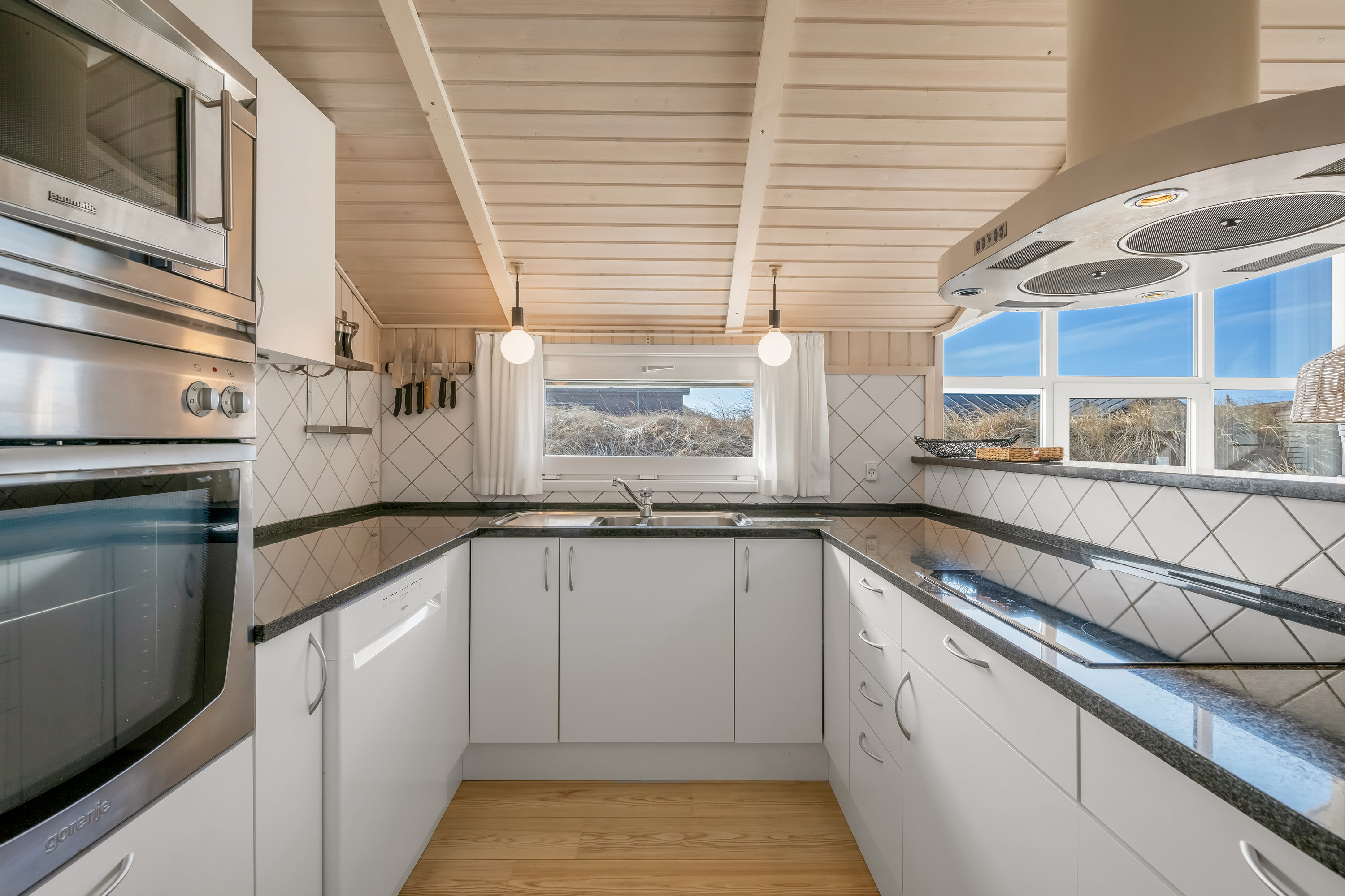 Fremhævet køkken billede i fuldskærmstilstand. Billede af Bjerregårdsvej 351, Bjerregaard, 6960 Hvide Sande