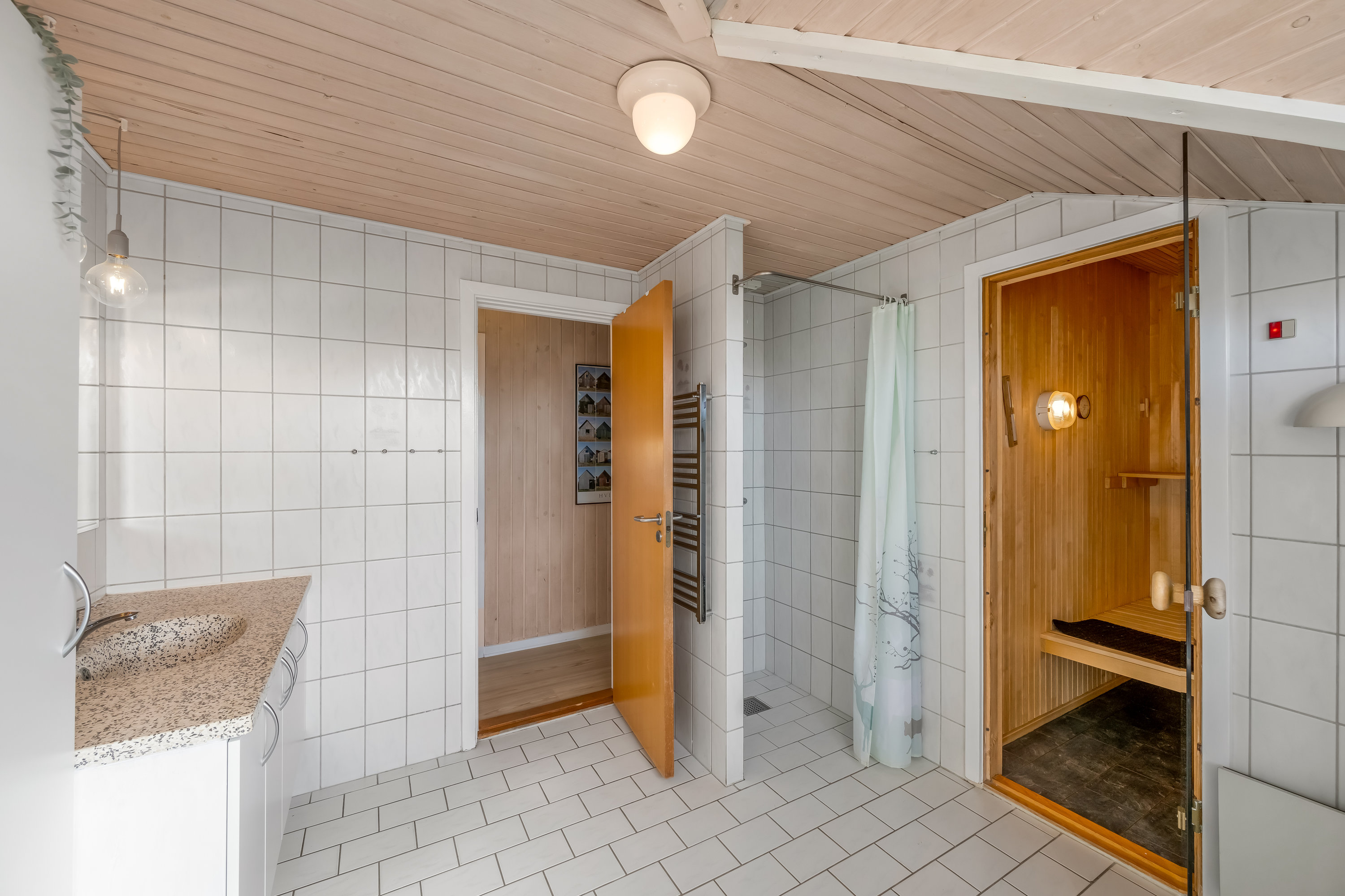 Fremhævet badeværelse billede i fuldskærmstilstand. Billede af Bjerregårdsvej 351, Bjerregaard, 6960 Hvide Sande