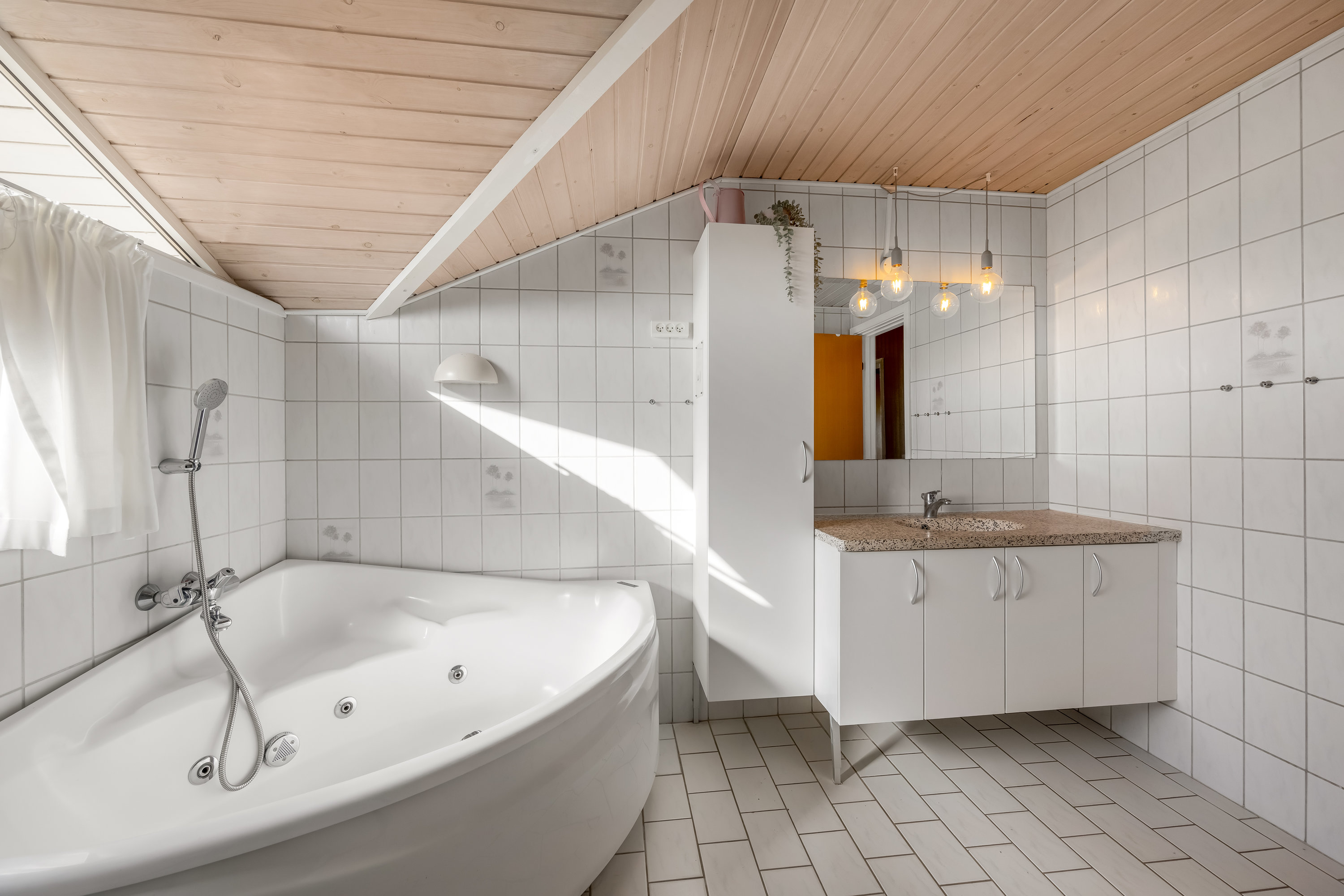 Fremhævet badeværelse billede i fuldskærmstilstand. Billede af Bjerregårdsvej 351, Bjerregaard, 6960 Hvide Sande