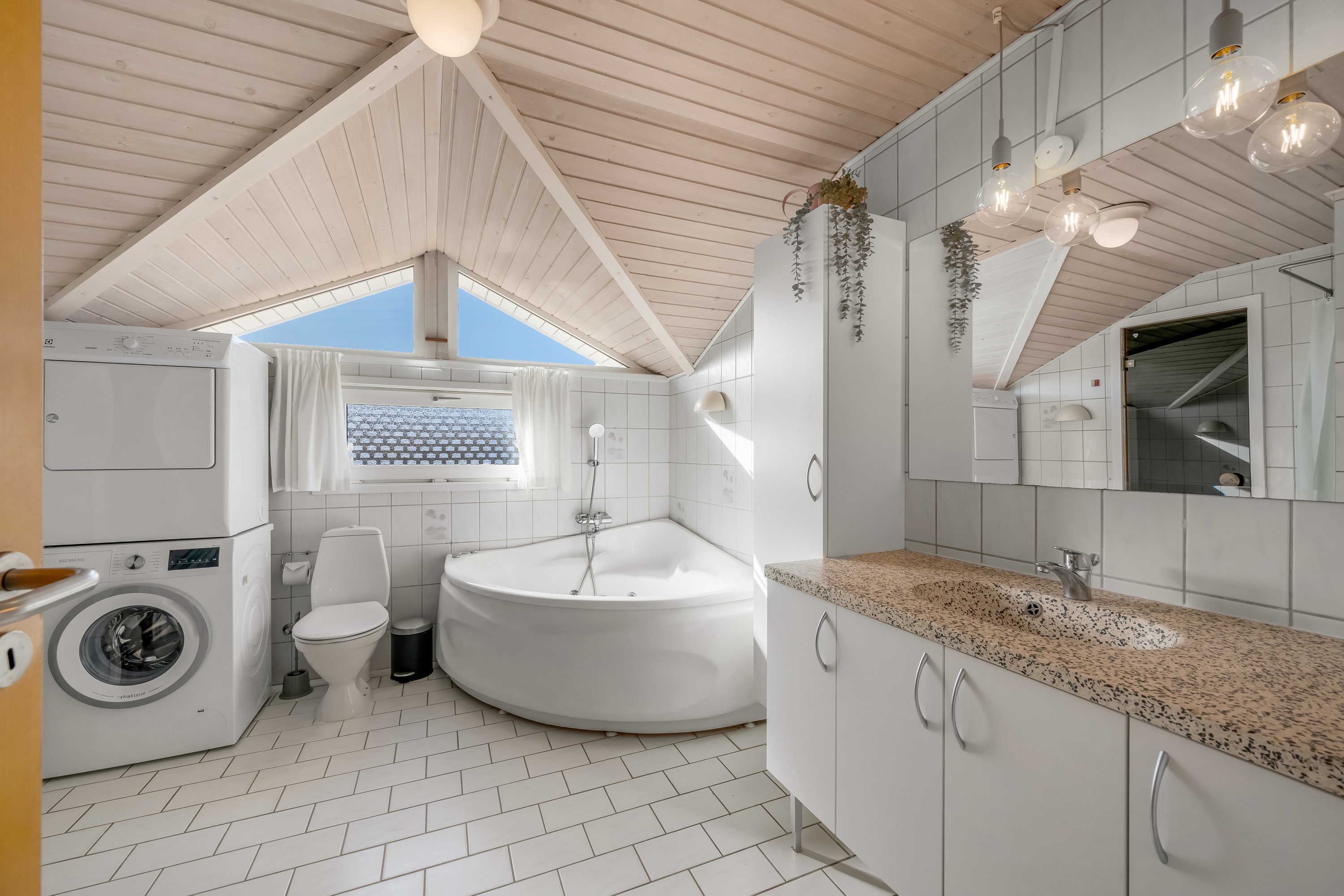 Fremhævet badeværelse billede i fuldskærmstilstand. Billede af Bjerregårdsvej 351, Bjerregaard, 6960 Hvide Sande