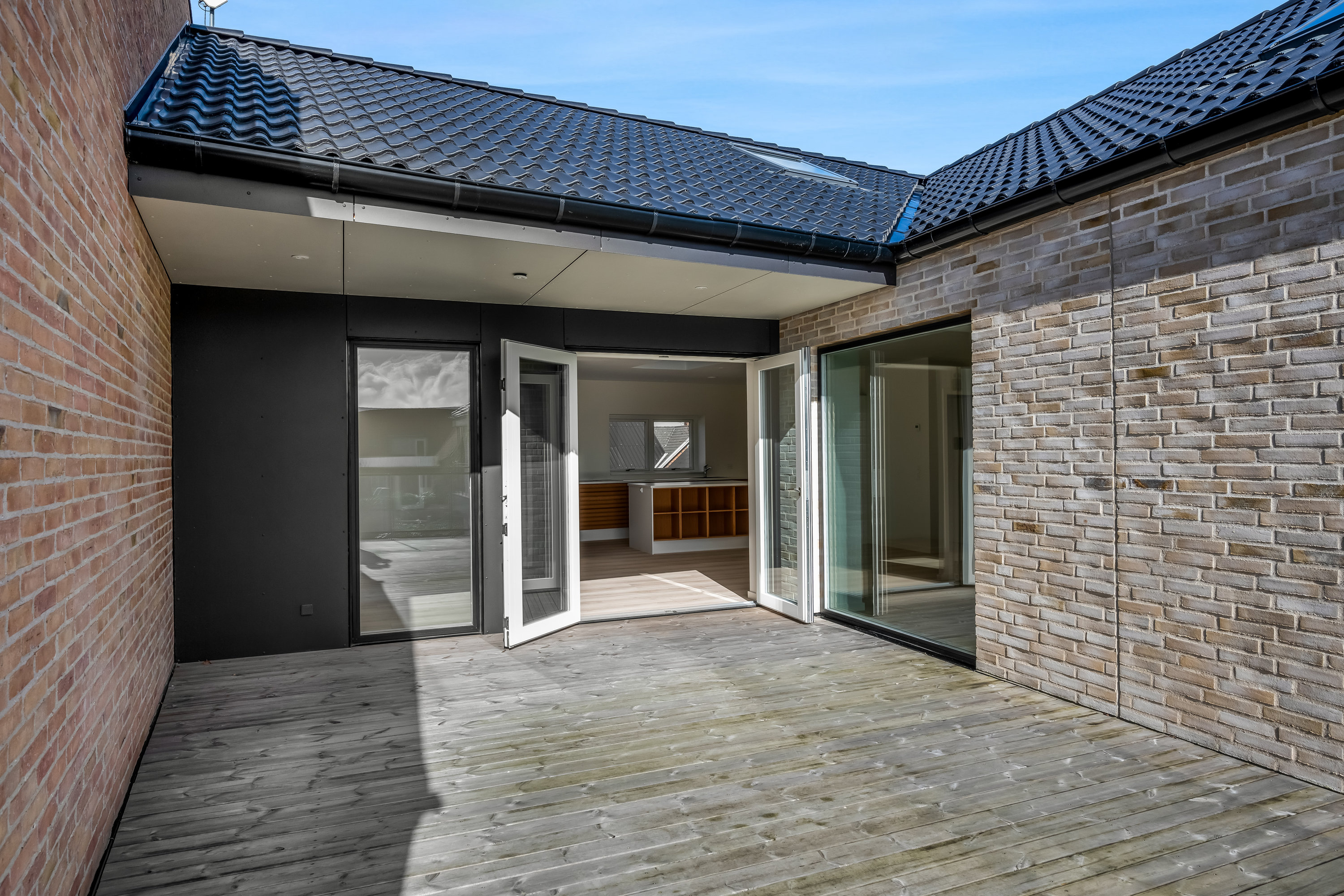 Fremhævet facade billede i fuldskærmstilstand. Billede af Engsiggade 12, 1. tv., 6900 Skjern