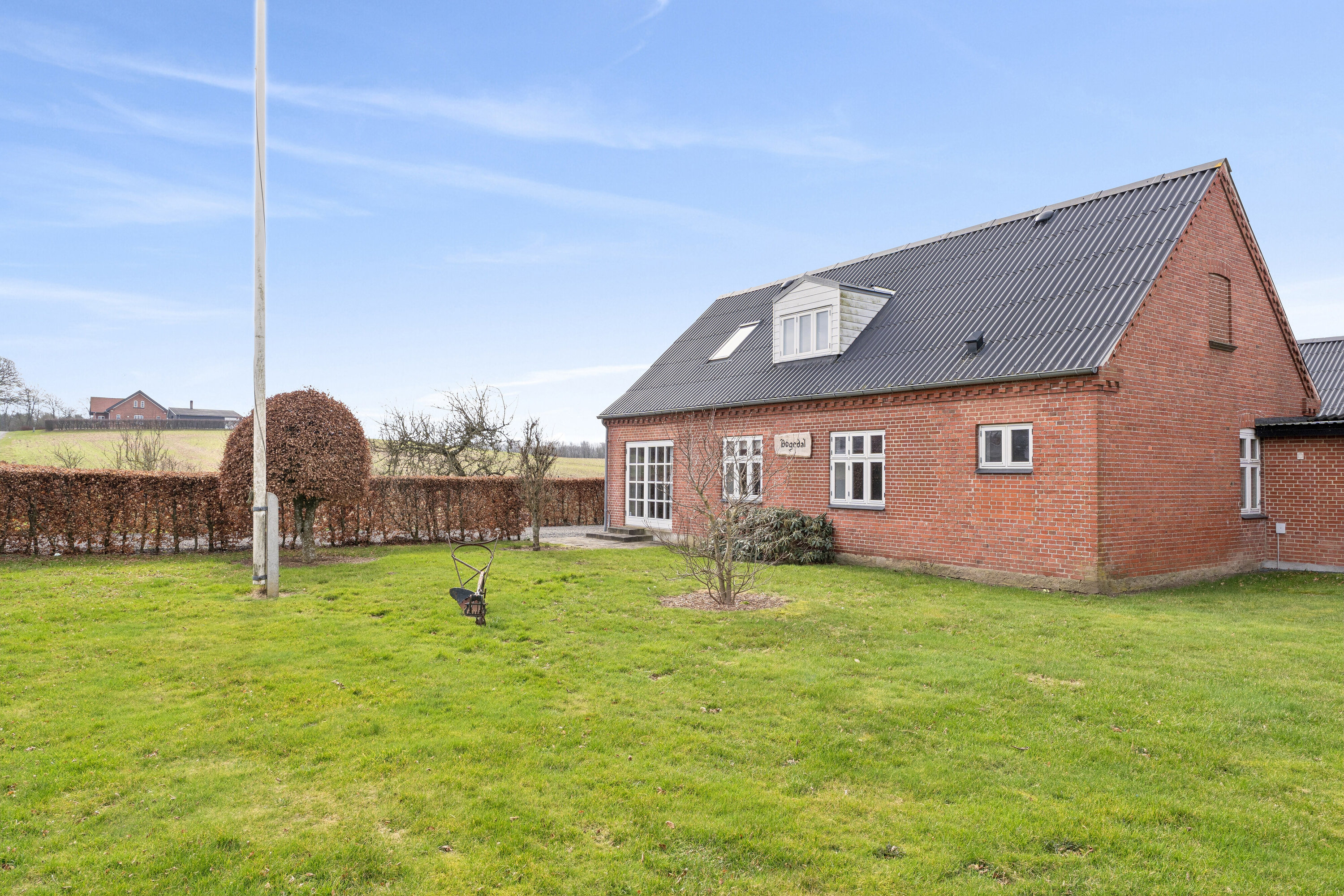 Fremhævet set fra haven billede i fuldskærmstilstand. Billede af Grågårdevej 4, Gråskov, 8620 Kjellerup