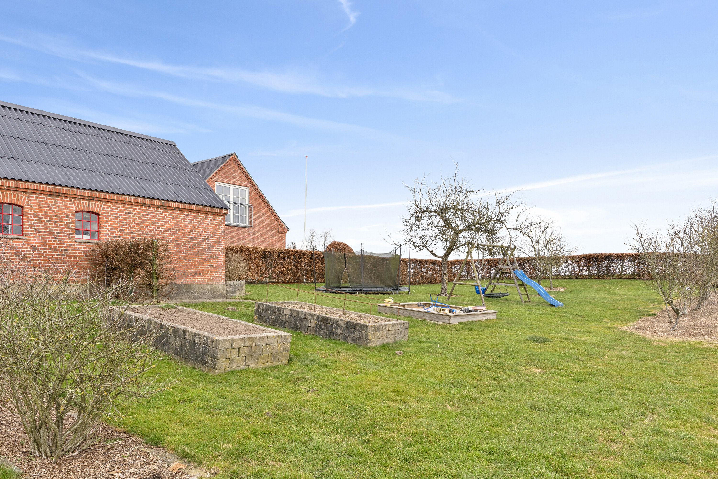 Fremhævet set fra haven billede i fuldskærmstilstand. Billede af Grågårdevej 4, Gråskov, 8620 Kjellerup