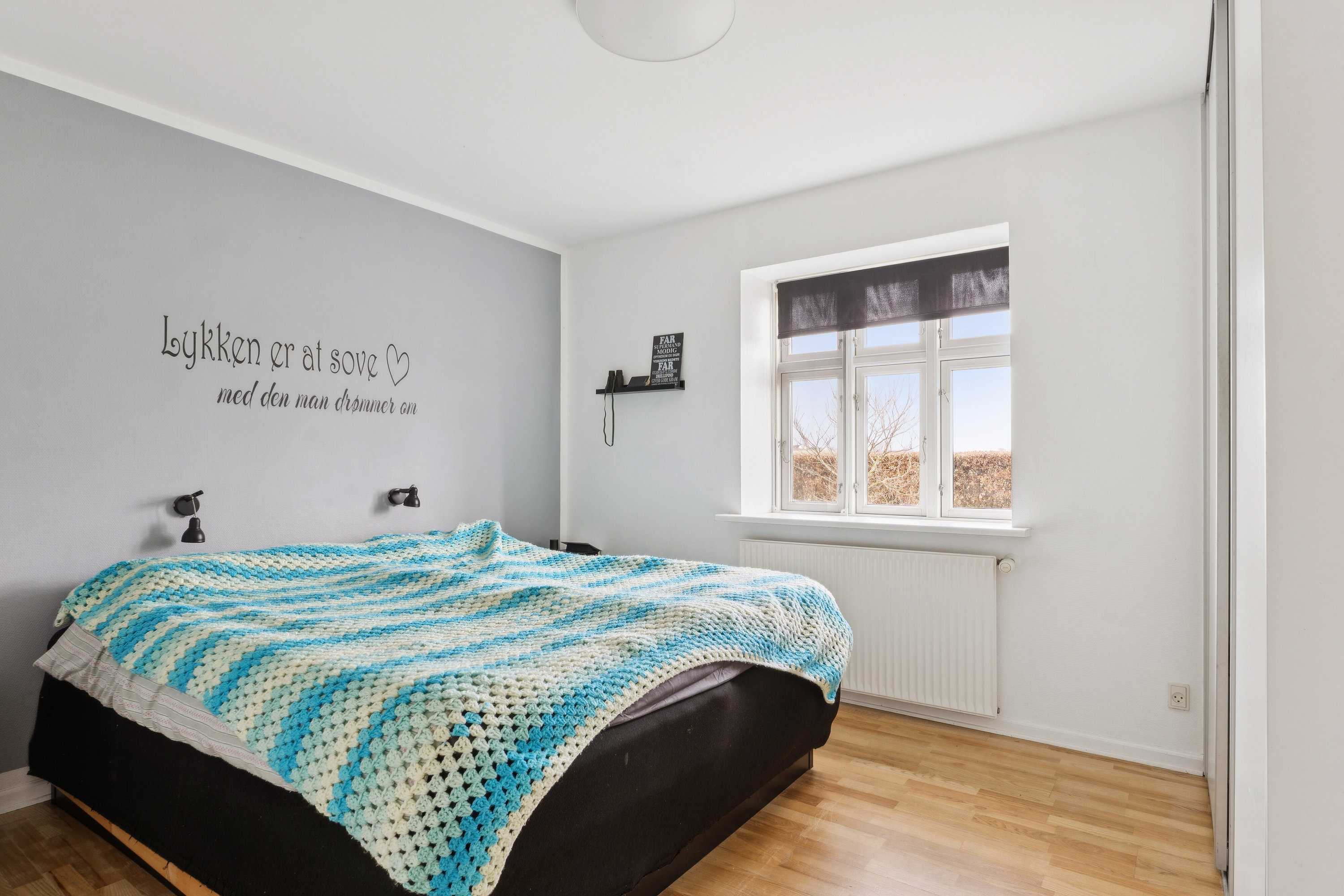 Fremhævet soveværelse billede i fuldskærmstilstand. Billede af Grågårdevej 4, Gråskov, 8620 Kjellerup