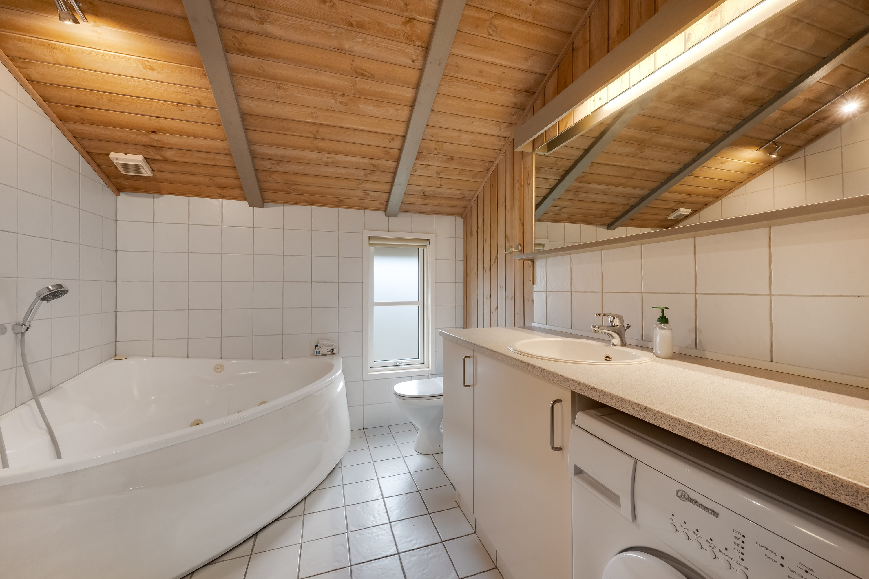 Fremhævet badeværelse billede i fuldskærmstilstand. Billede af Sandvej 5, Haurvig, 6960 Hvide Sande