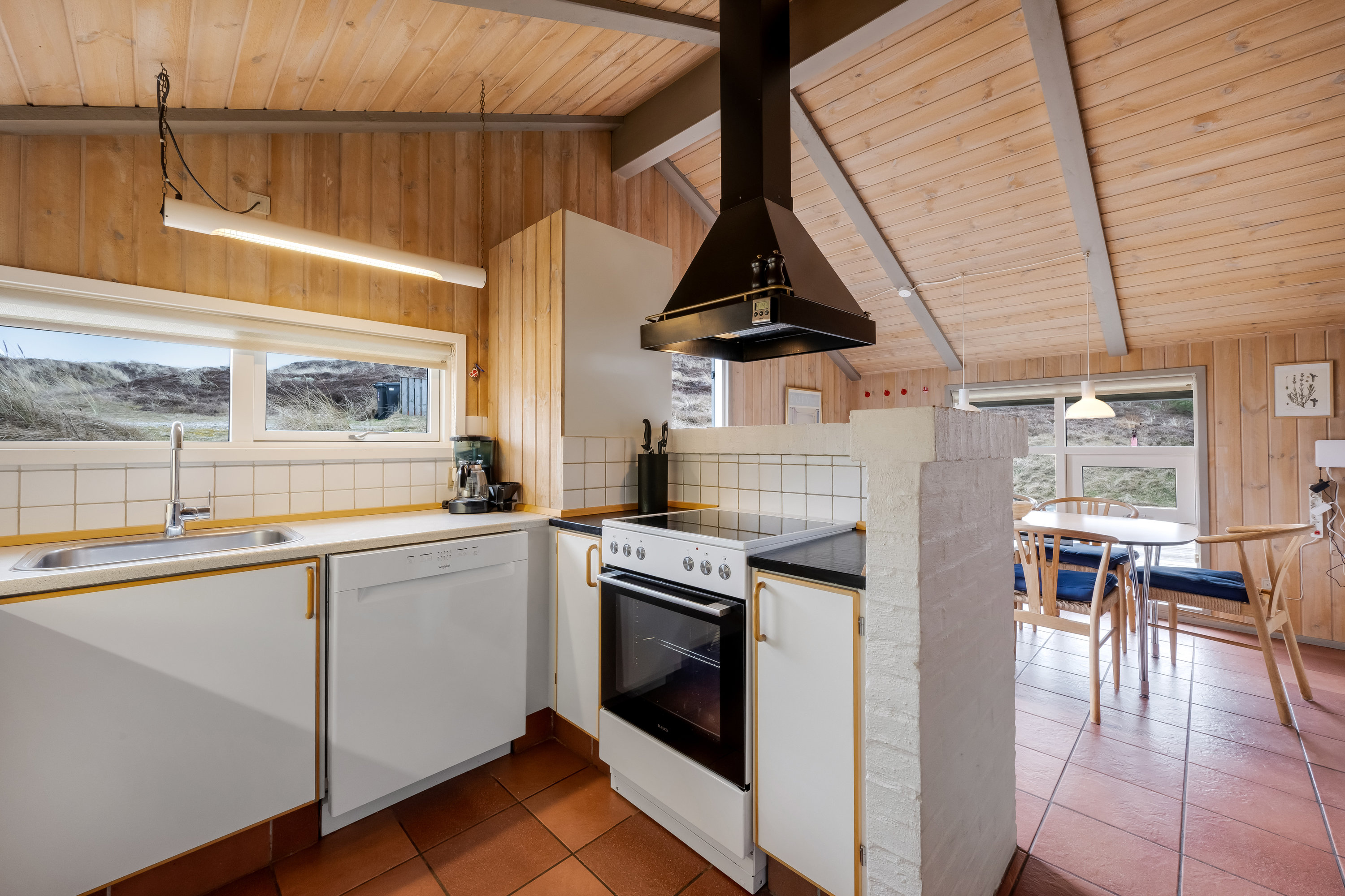 Fremhævet køkken billede i fuldskærmstilstand. Billede af Sandvej 5, Haurvig, 6960 Hvide Sande