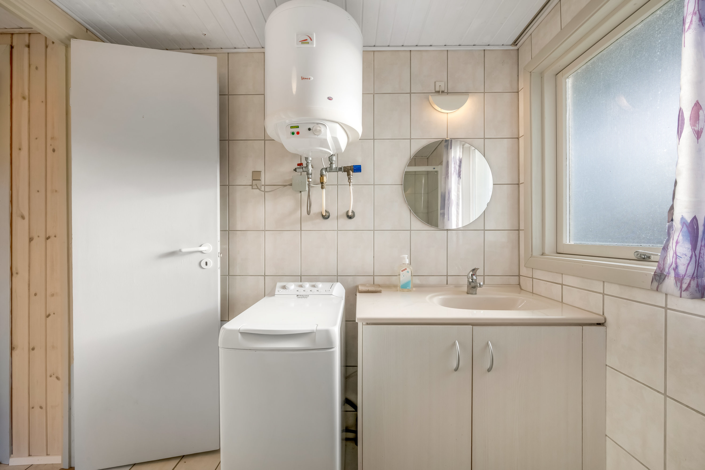 Fremhævet toilet billede i fuldskærmstilstand. Billede af Svanevænget 30, Nr Bork, 6893 Hemmet