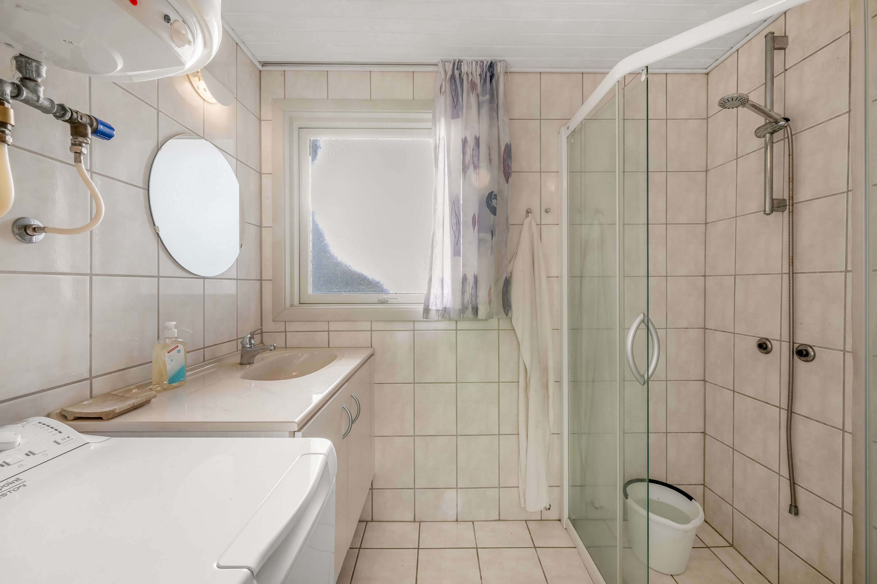 Fremhævet badeværelse billede i fuldskærmstilstand. Billede af Svanevænget 30, Nr Bork, 6893 Hemmet