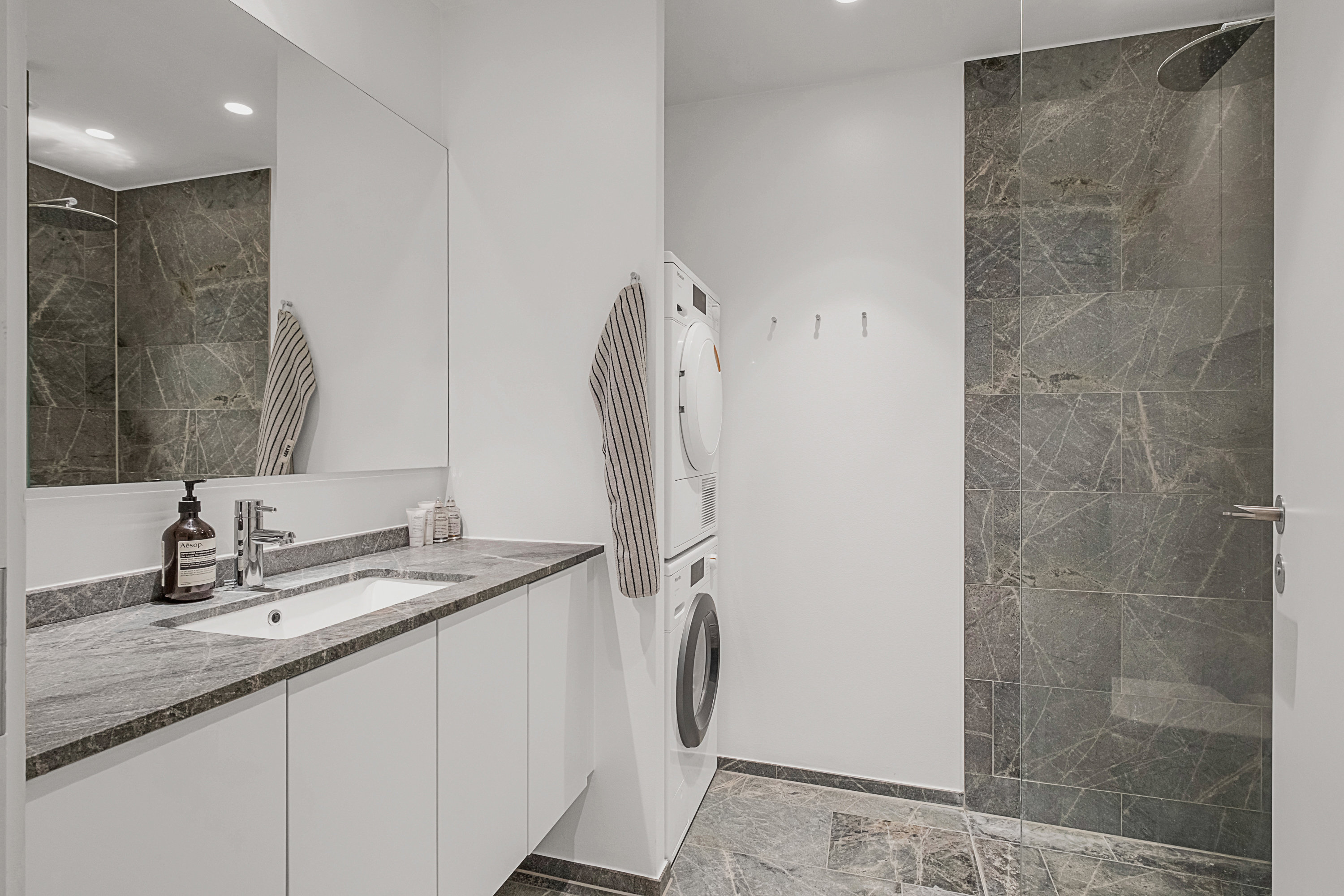 Fremhævet badeværelse billede i fuldskærmstilstand. Billede af Esther Aggebos Gade 40, 3. mf., 8000 Aarhus C