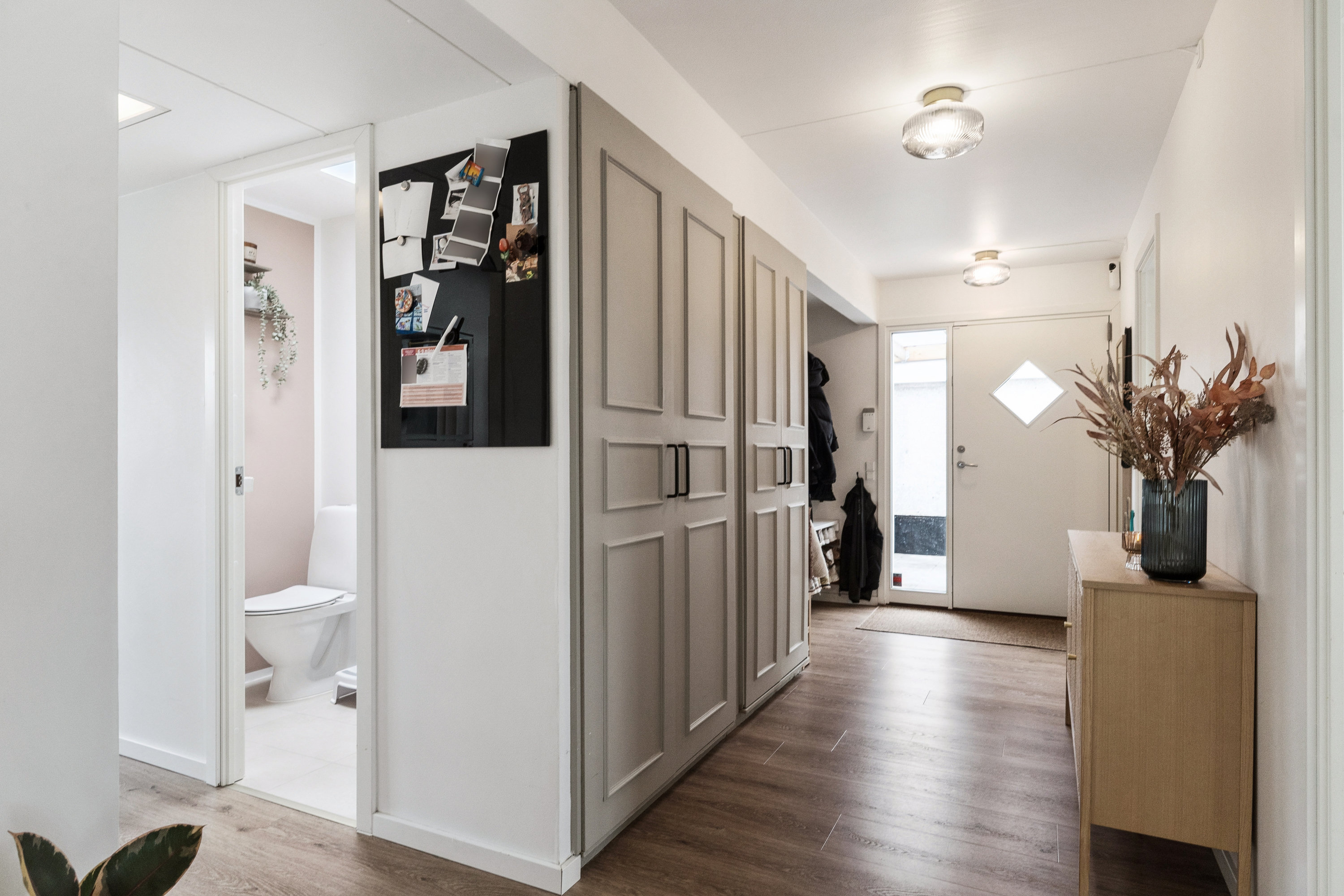 Fremhævet gang billede i fuldskærmstilstand. Billede af Rørløkken 93, 2730 Herlev